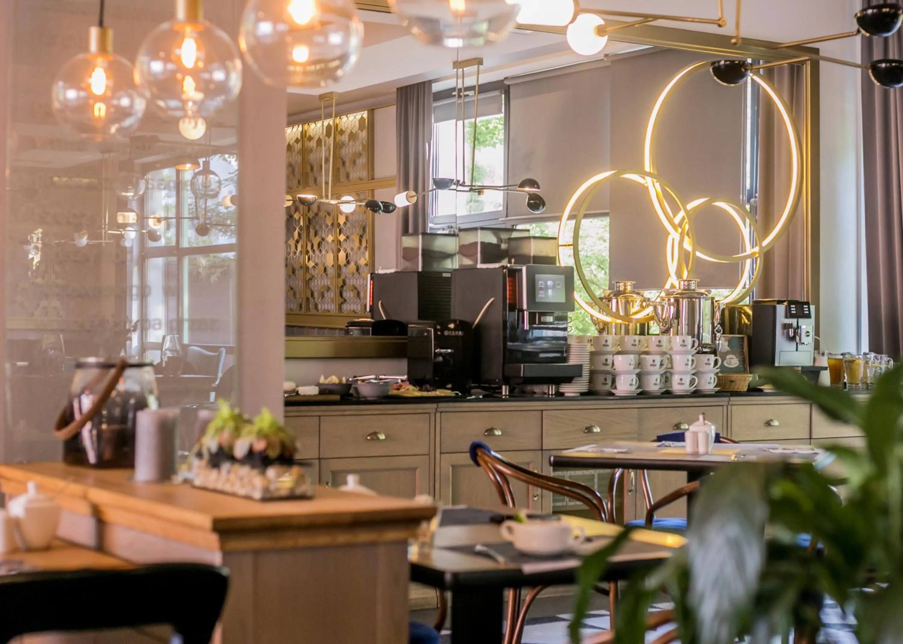 Restaurant/places to eat in Hotel Apis