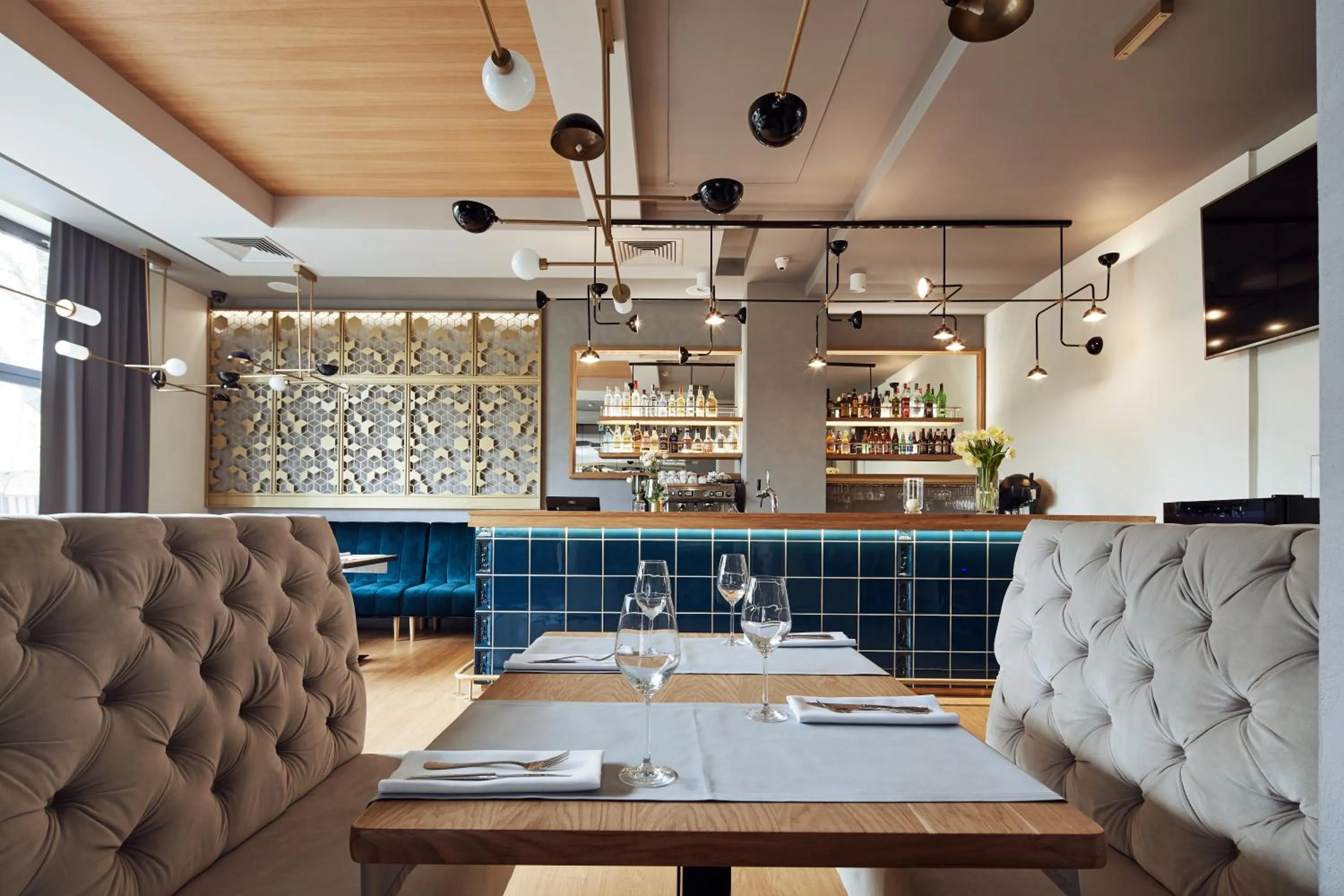 Restaurant/places to eat in Hotel Apis