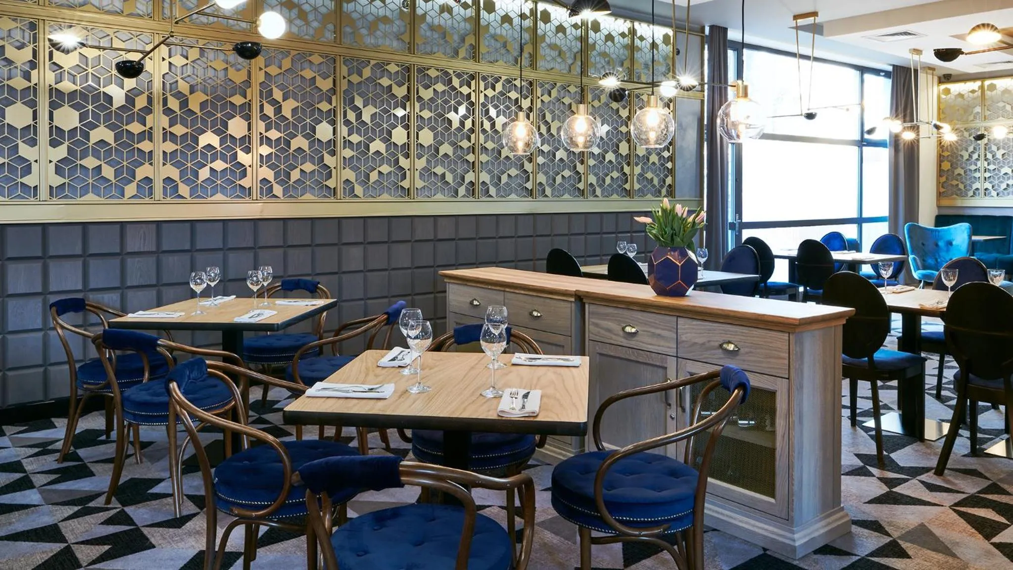 Restaurant/places to eat in Hotel Apis