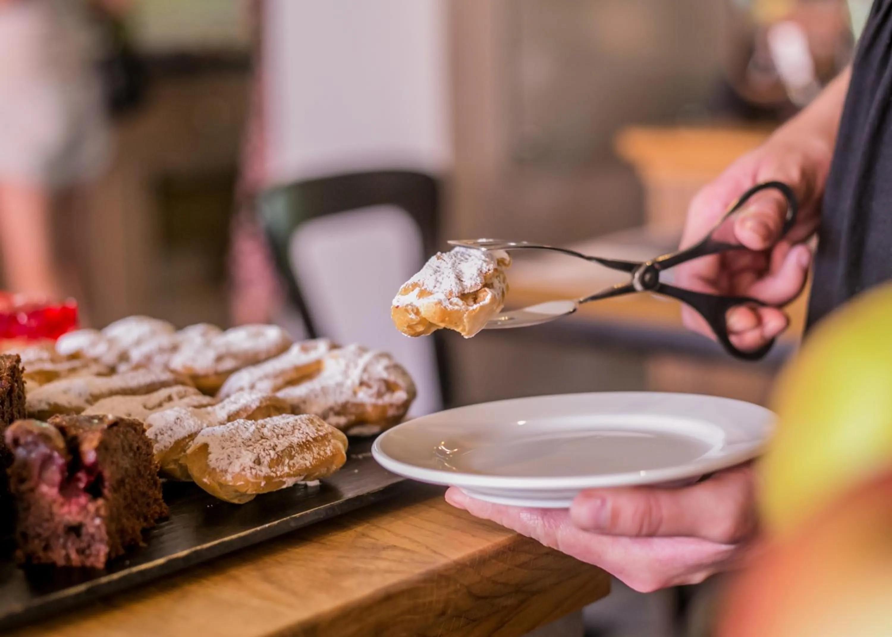 Restaurant/places to eat in Hotel Apis