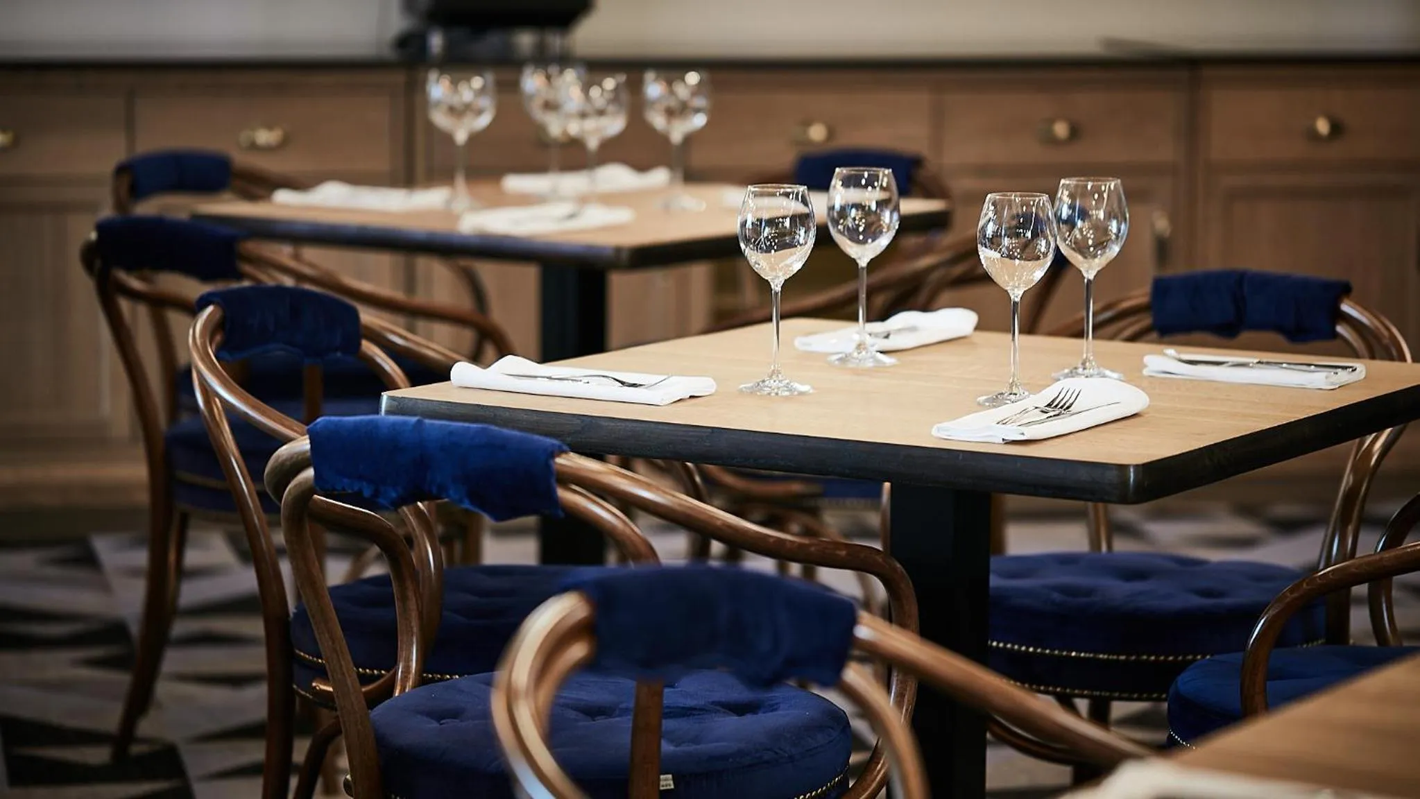 Restaurant/places to eat in Hotel Apis