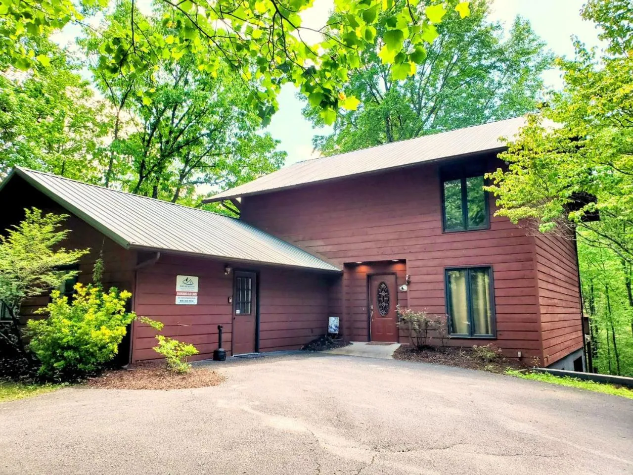 Property building in FREE Tickets! Wandering Bear Lodge 4BR Mountain Chalet with Hot Tub, Game Room & Fire Pit