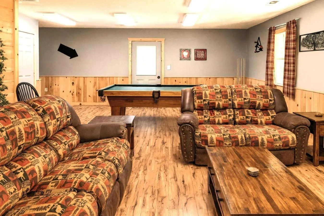 Billiard in FREE Tickets! Wandering Bear Lodge 4BR Mountain Chalet with Hot Tub, Game Room & Fire Pit