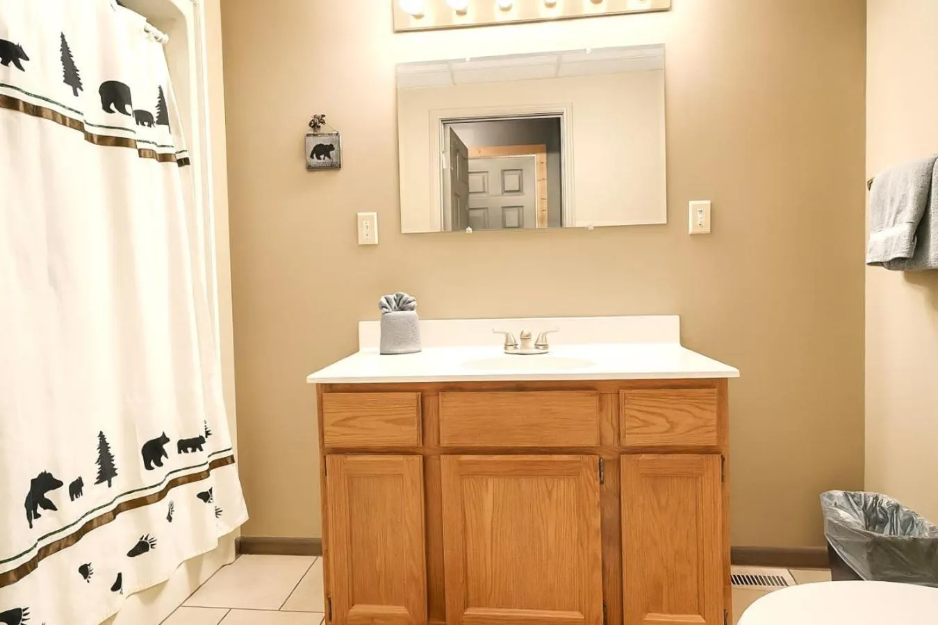 Shower in FREE Tickets! Wandering Bear Lodge 4BR Mountain Chalet with Hot Tub, Game Room & Fire Pit