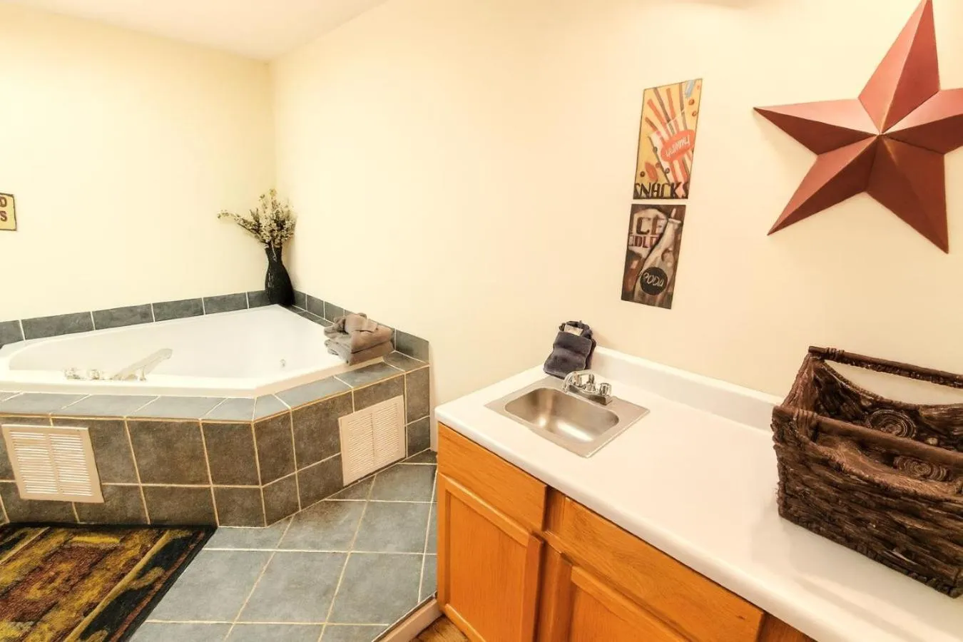 Bath in FREE Tickets! Wandering Bear Lodge 4BR Mountain Chalet with Hot Tub, Game Room & Fire Pit