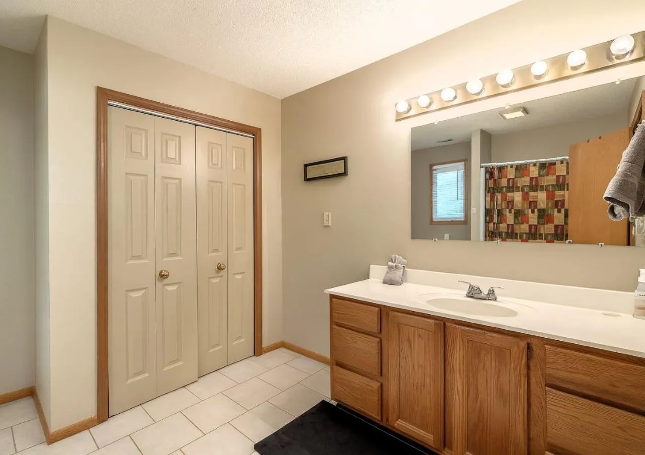Shower in FREE Tickets! Wandering Bear Lodge 4BR Mountain Chalet with Hot Tub, Game Room & Fire Pit