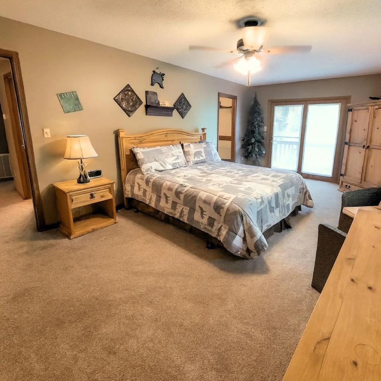 Bed in FREE Tickets! Wandering Bear Lodge 4BR Mountain Chalet with Hot Tub, Game Room & Fire Pit
