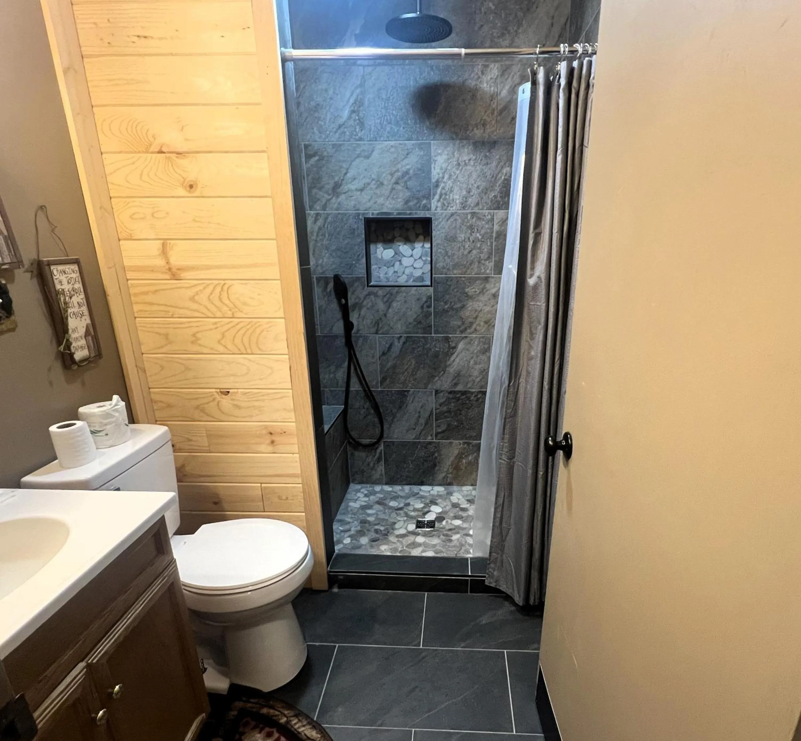 Shower in FREE Tickets! Wandering Bear Lodge 4BR Mountain Chalet with Hot Tub, Game Room & Fire Pit