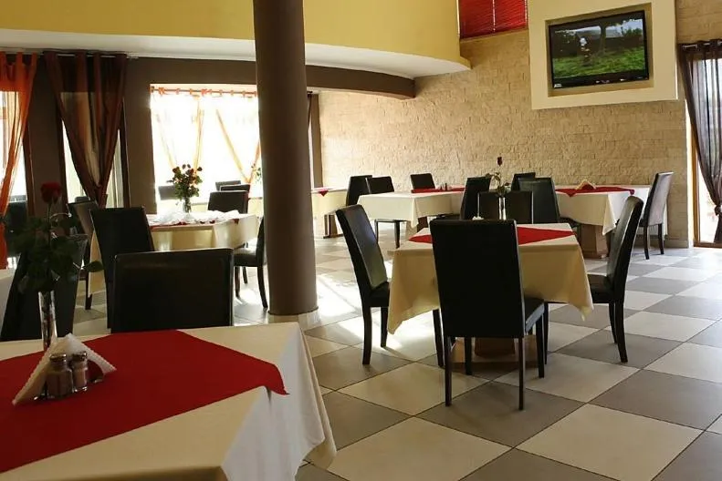 Restaurant/places to eat in Hotel Sunny