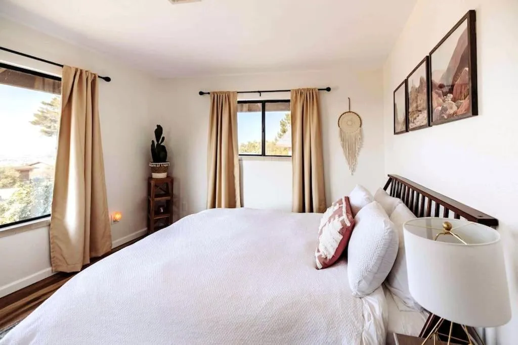 Bed in Cozy Rustic Home minutes to Joshua Tree Nat'l Park