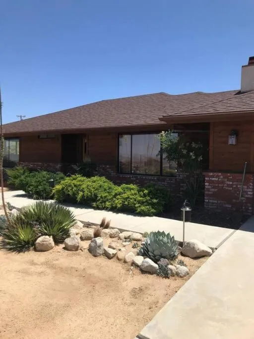 Cozy Rustic Home minutes to Joshua Tree Nat'l Park