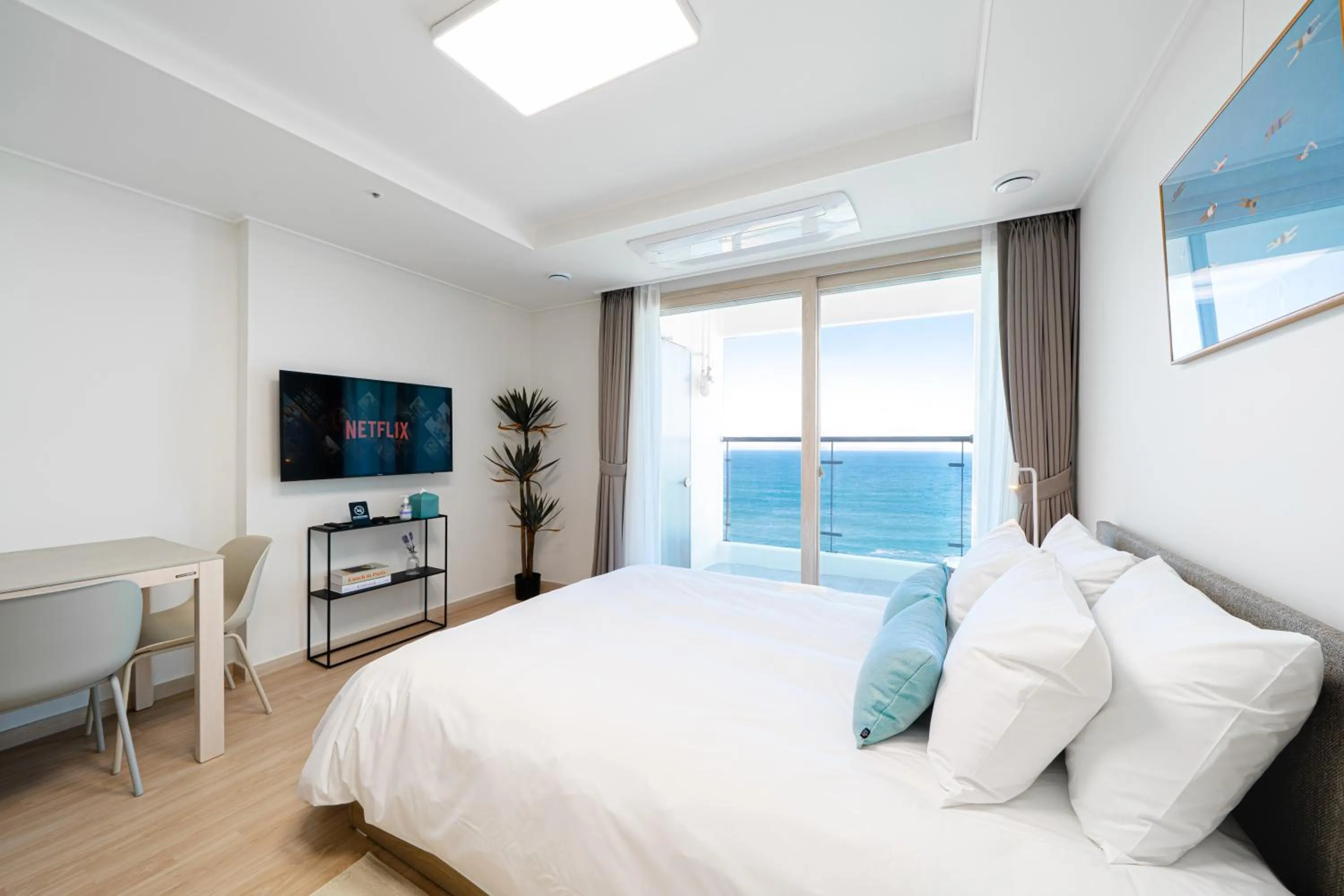 Photo of the whole room, Bed in Urbanstay Sokcho Deungdae Beach