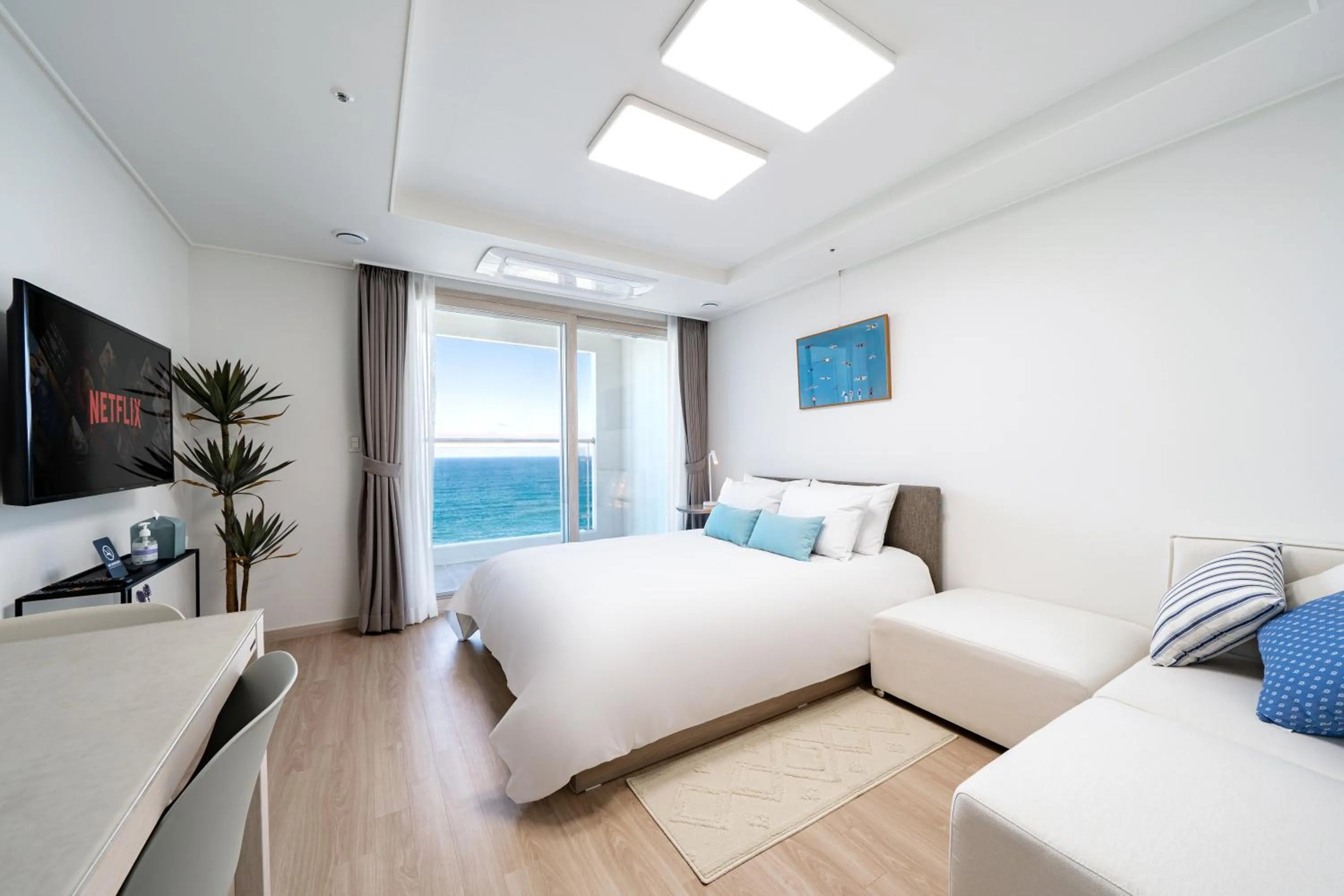 Photo of the whole room, Bed in Urbanstay Sokcho Deungdae Beach