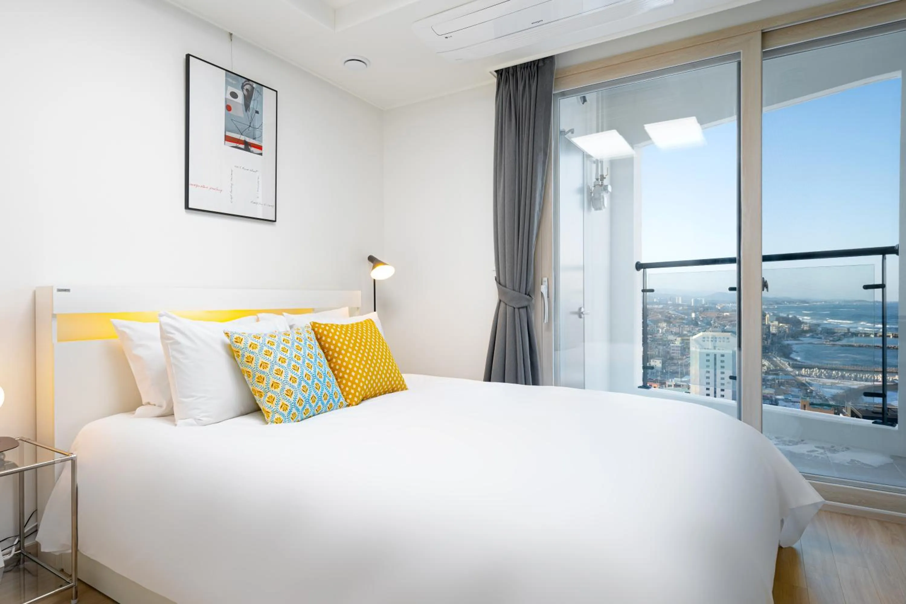 Photo of the whole room, Bed in Urbanstay Sokcho Deungdae Beach