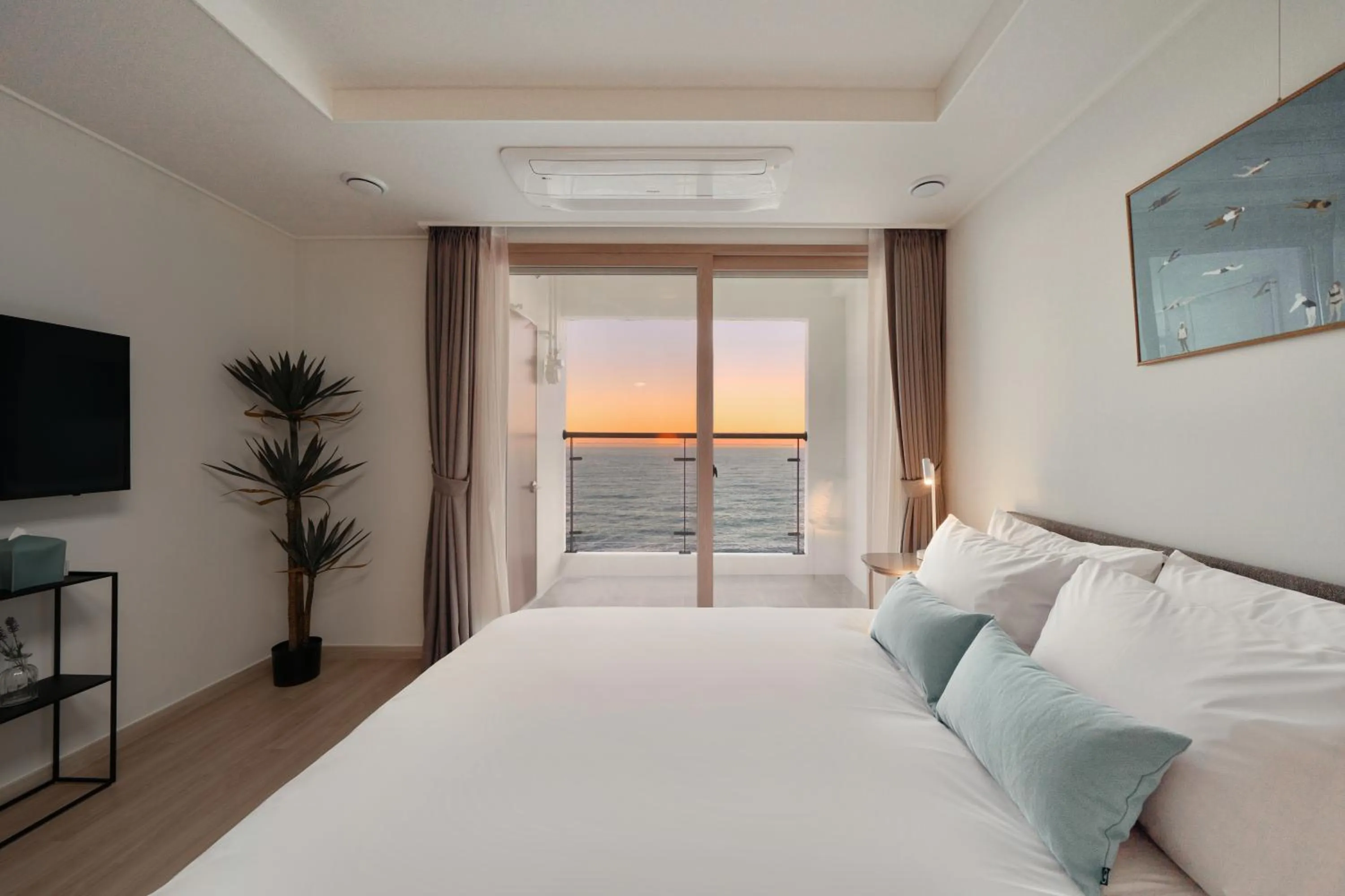 Photo of the whole room, Bed in Urbanstay Sokcho Deungdae Beach