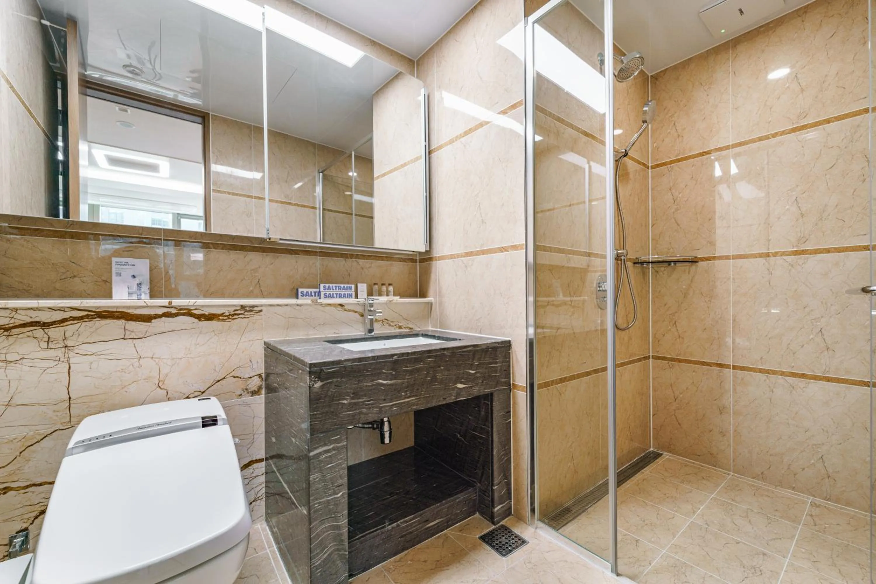 Bathroom in Le Collective Busan station