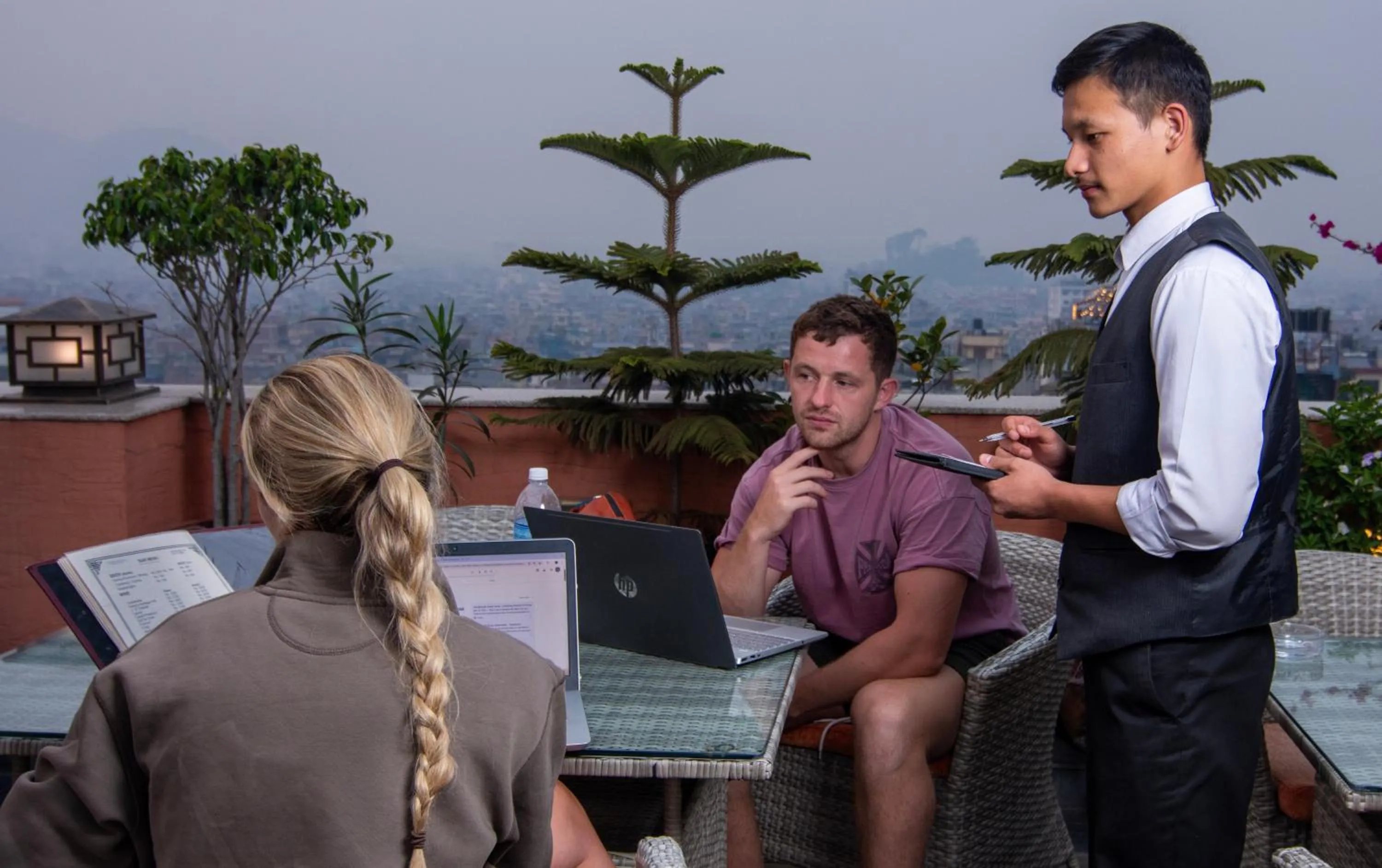 Restaurant/places to eat in Everest Boutique Hotel