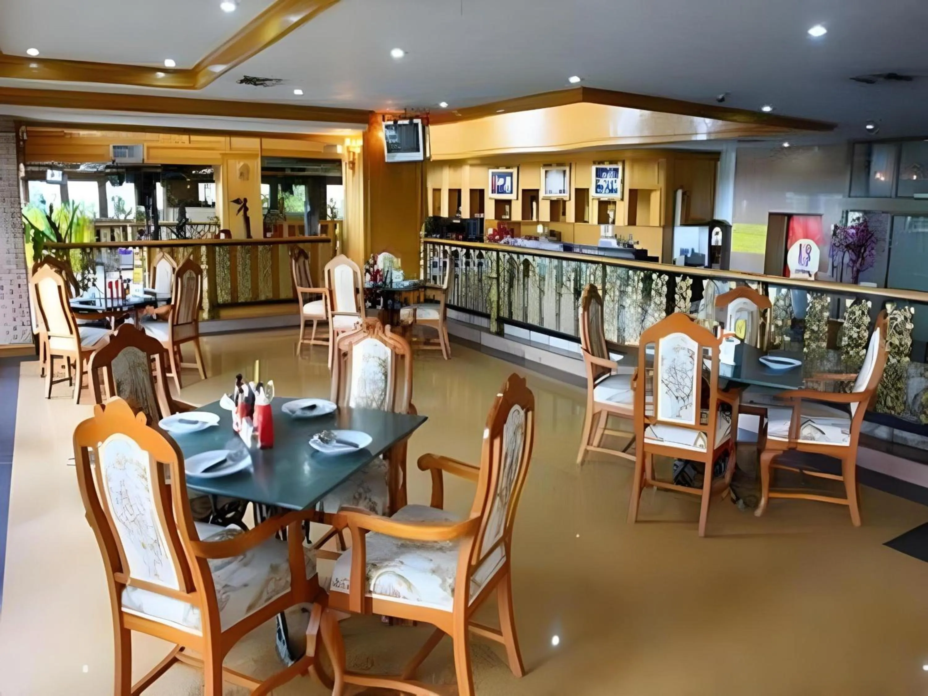 Restaurant/places to eat in OYO 75466 -13 Coins Bang Yai Hotel