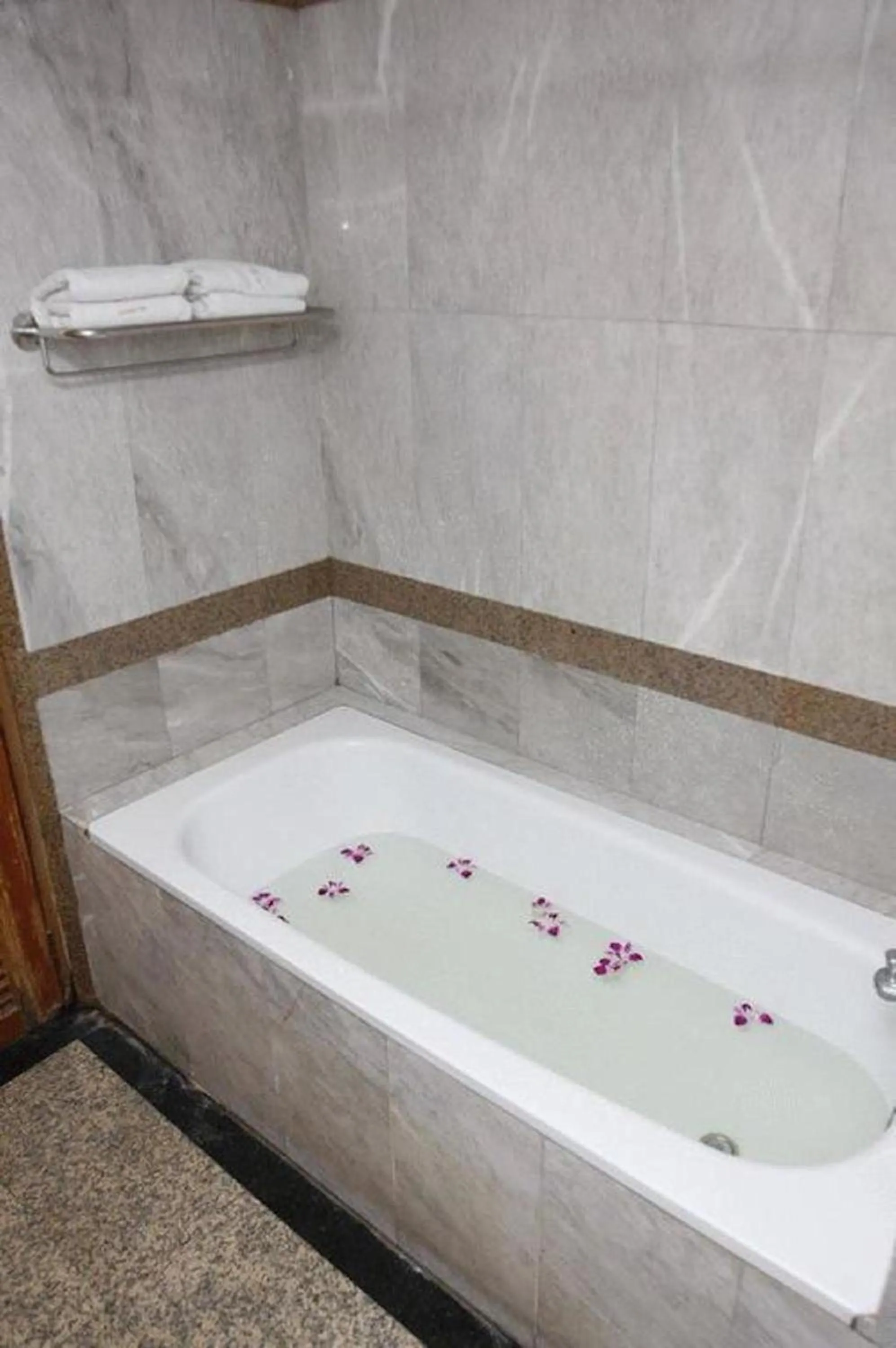 Bathroom in OYO 75466 -13 Coins Bang Yai Hotel