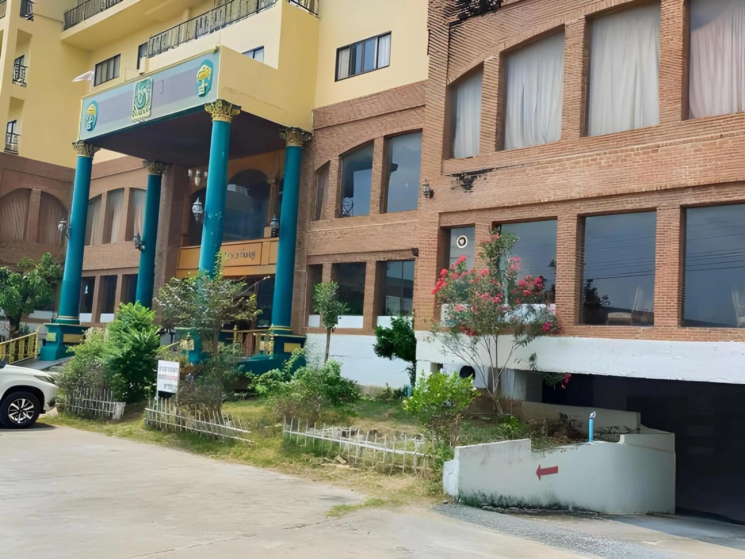 Property building in OYO 75466 -13 Coins Bang Yai Hotel