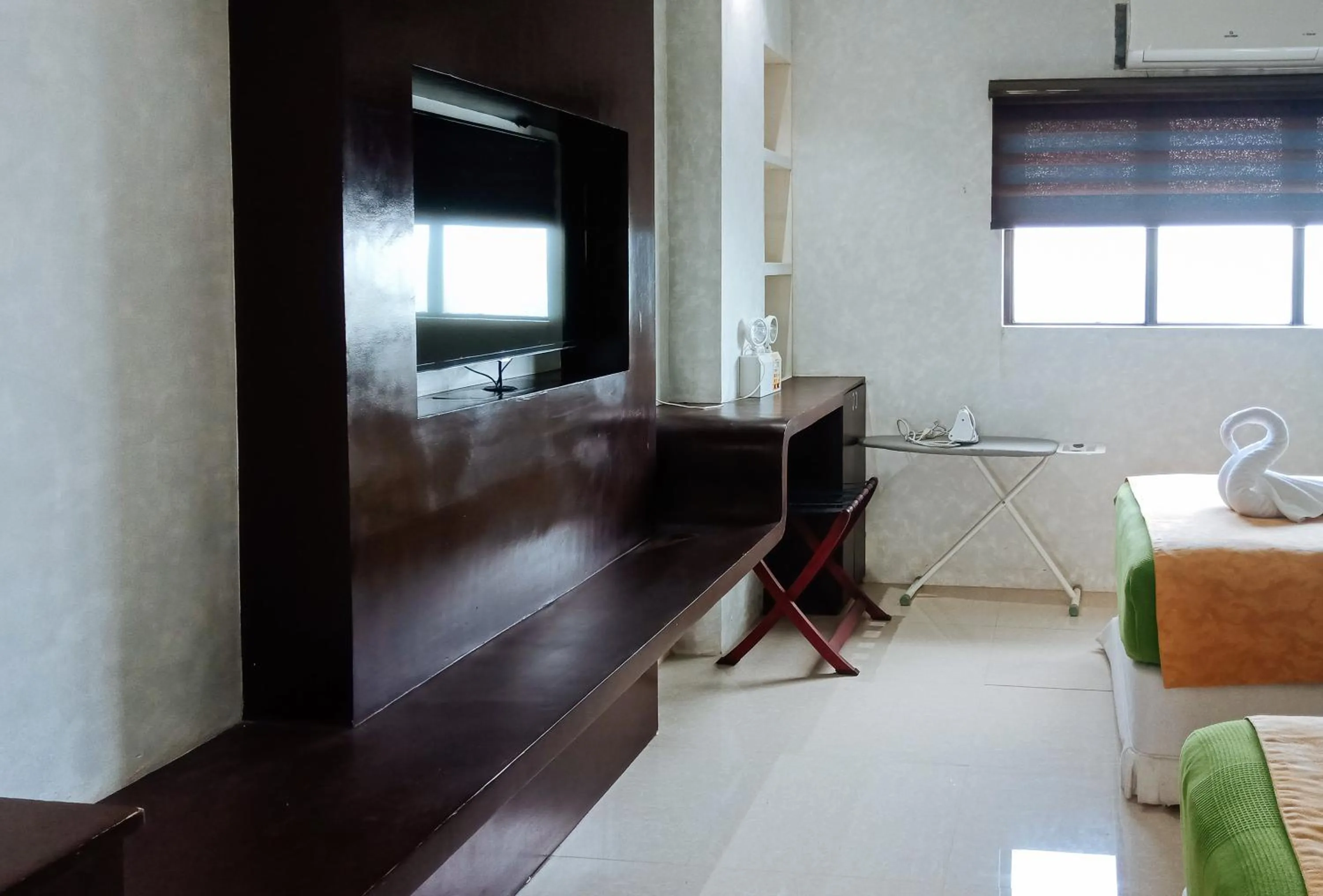 TV and multimedia in RedDoorz @ Joyce Palace Antique