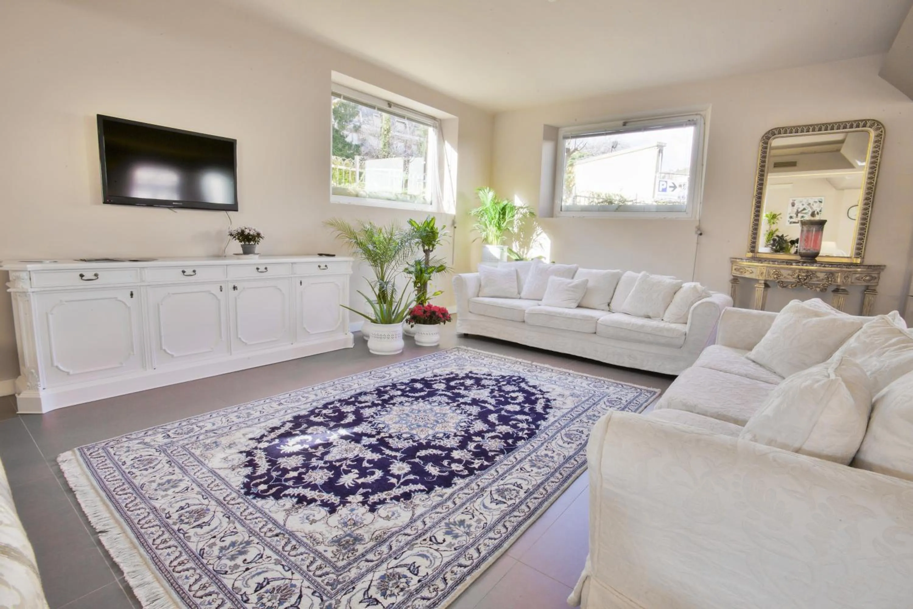 Communal lounge/ TV room in Relais Le Felci Executive Suite Spa