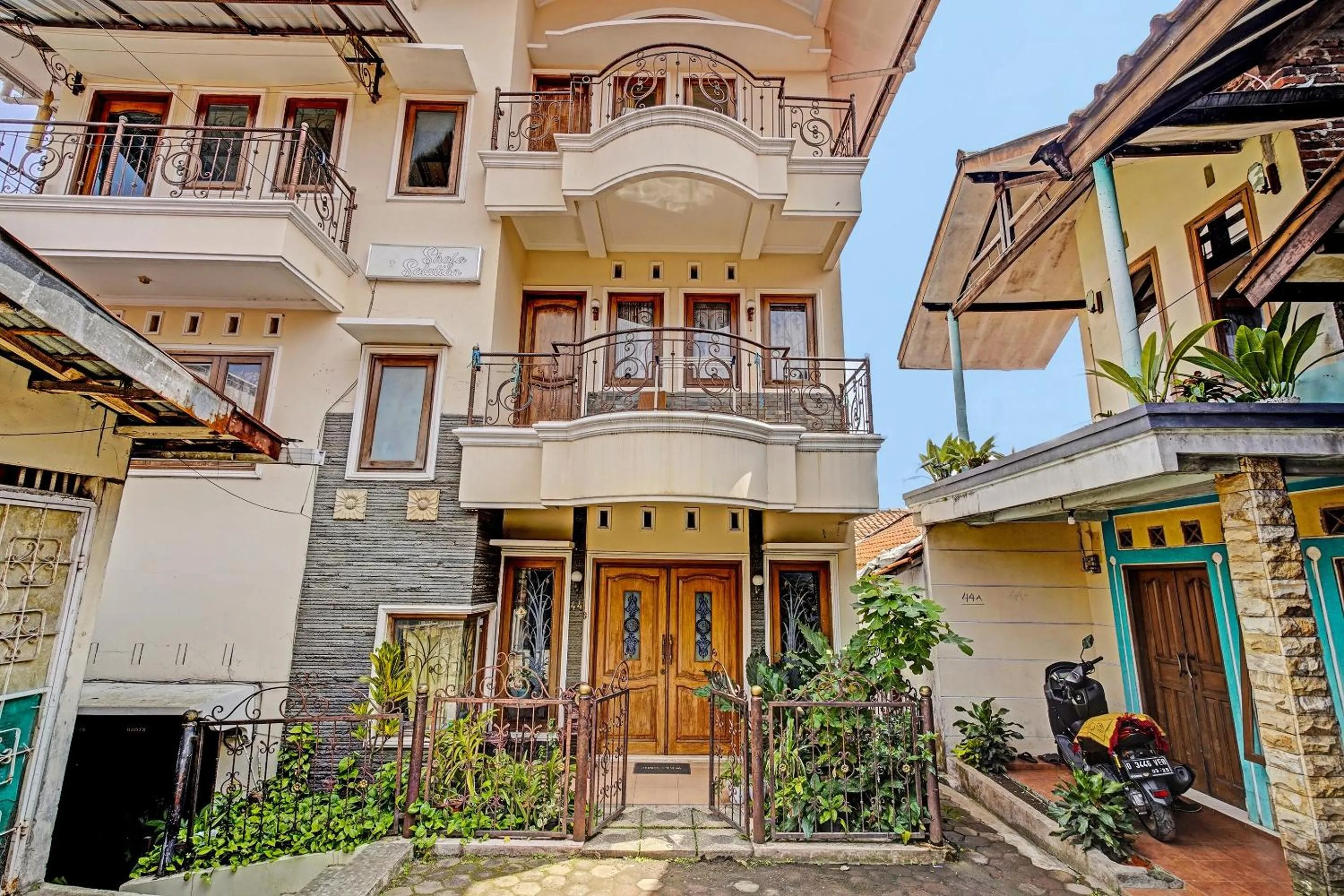 Facade/entrance in SPOT ON 91468 Pondok Shofa Mc Syariah