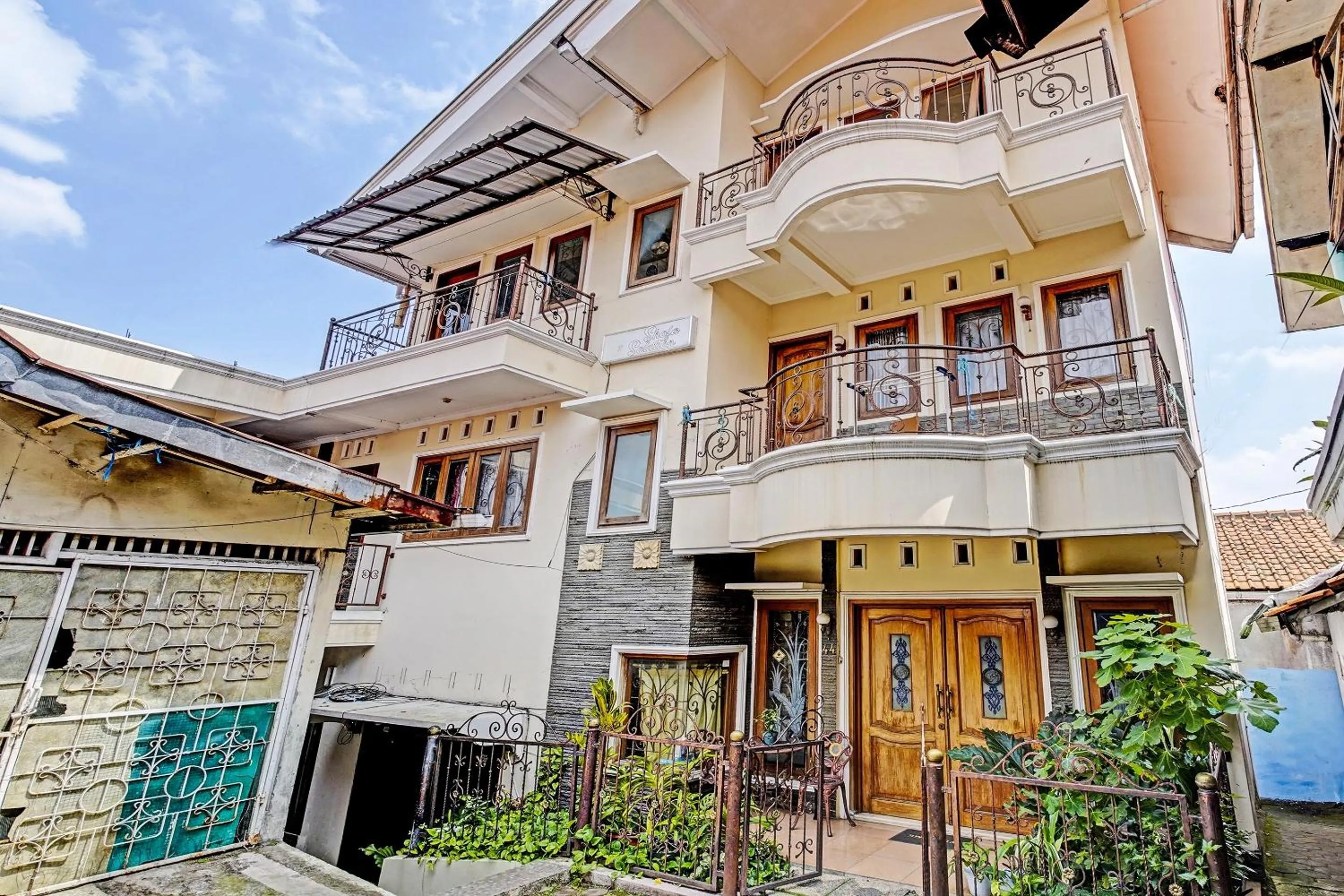 Facade/entrance in SPOT ON 91468 Pondok Shofa Mc Syariah