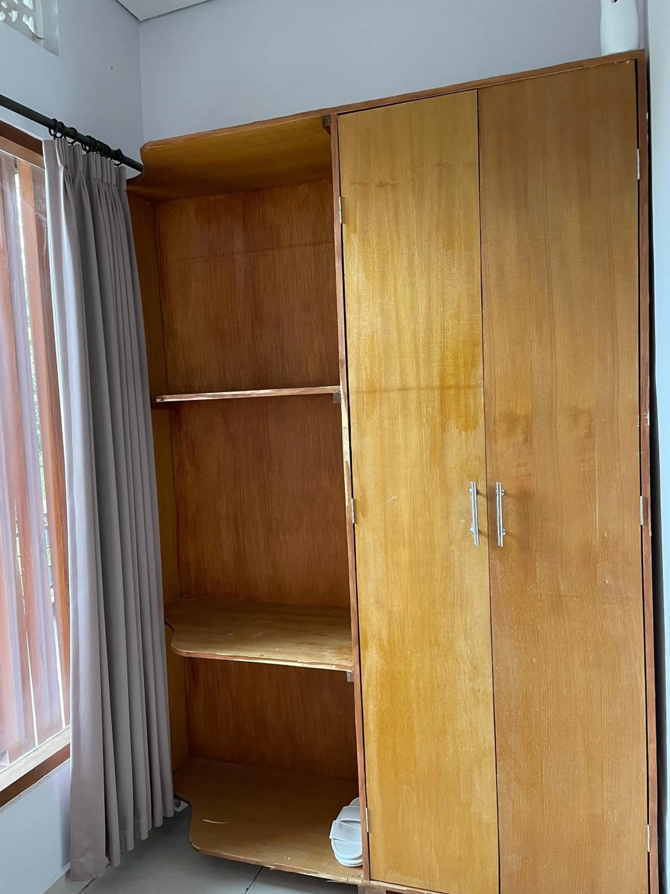 wardrobe in Caldera Hotel & Restaurant