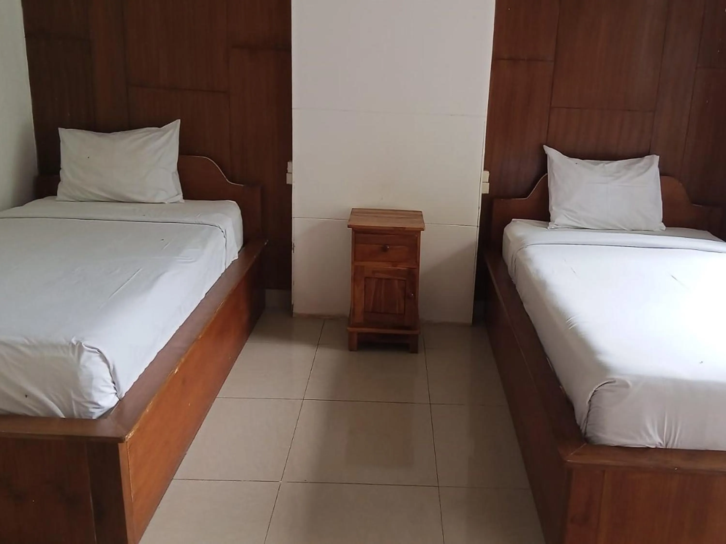 Bed in Caldera Hotel & Restaurant