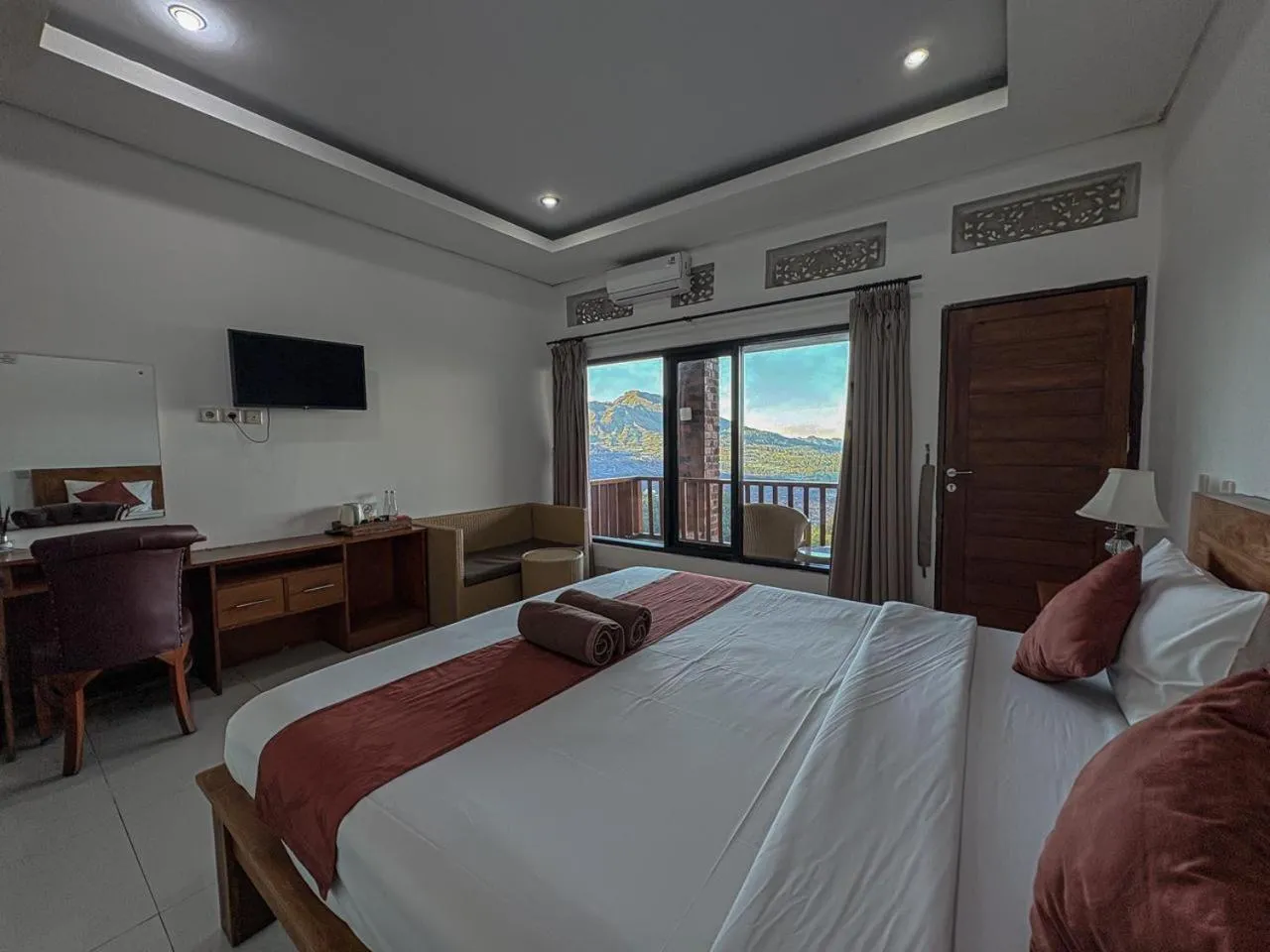 Bed in Caldera Hotel & Restaurant