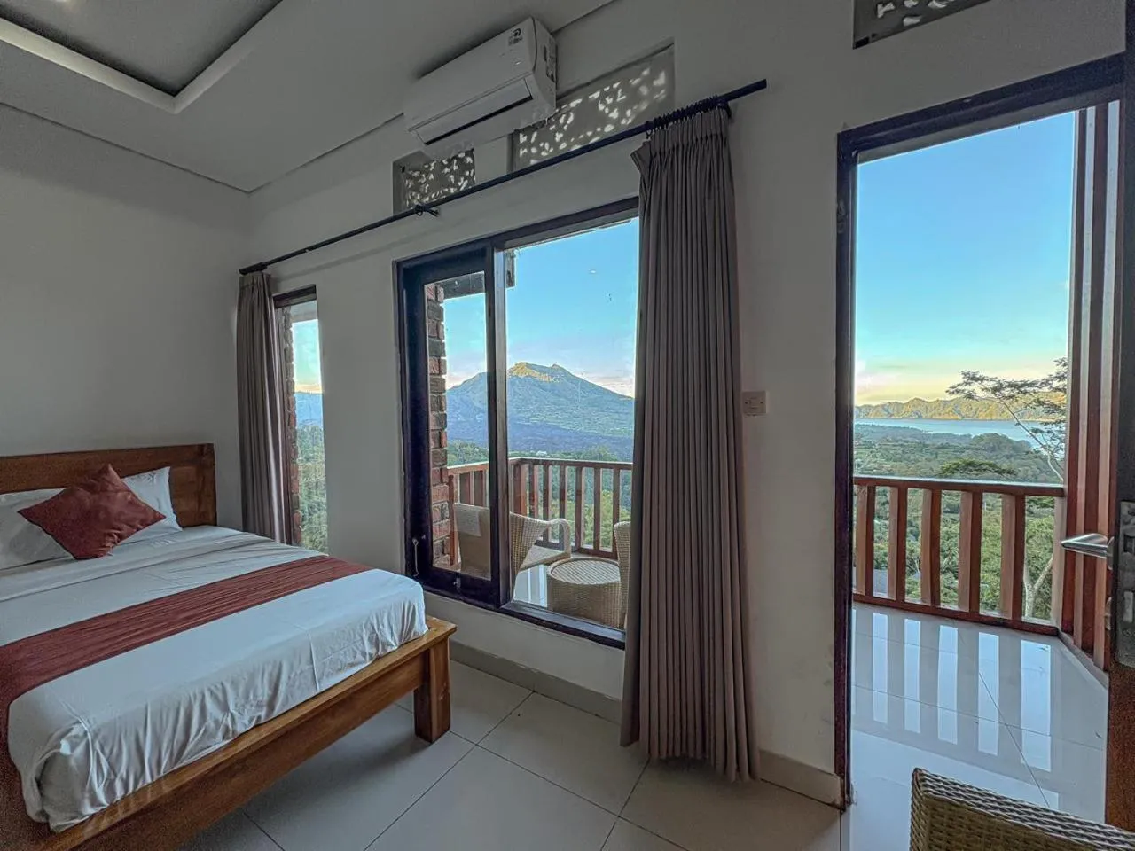 Bed in Caldera Hotel & Restaurant