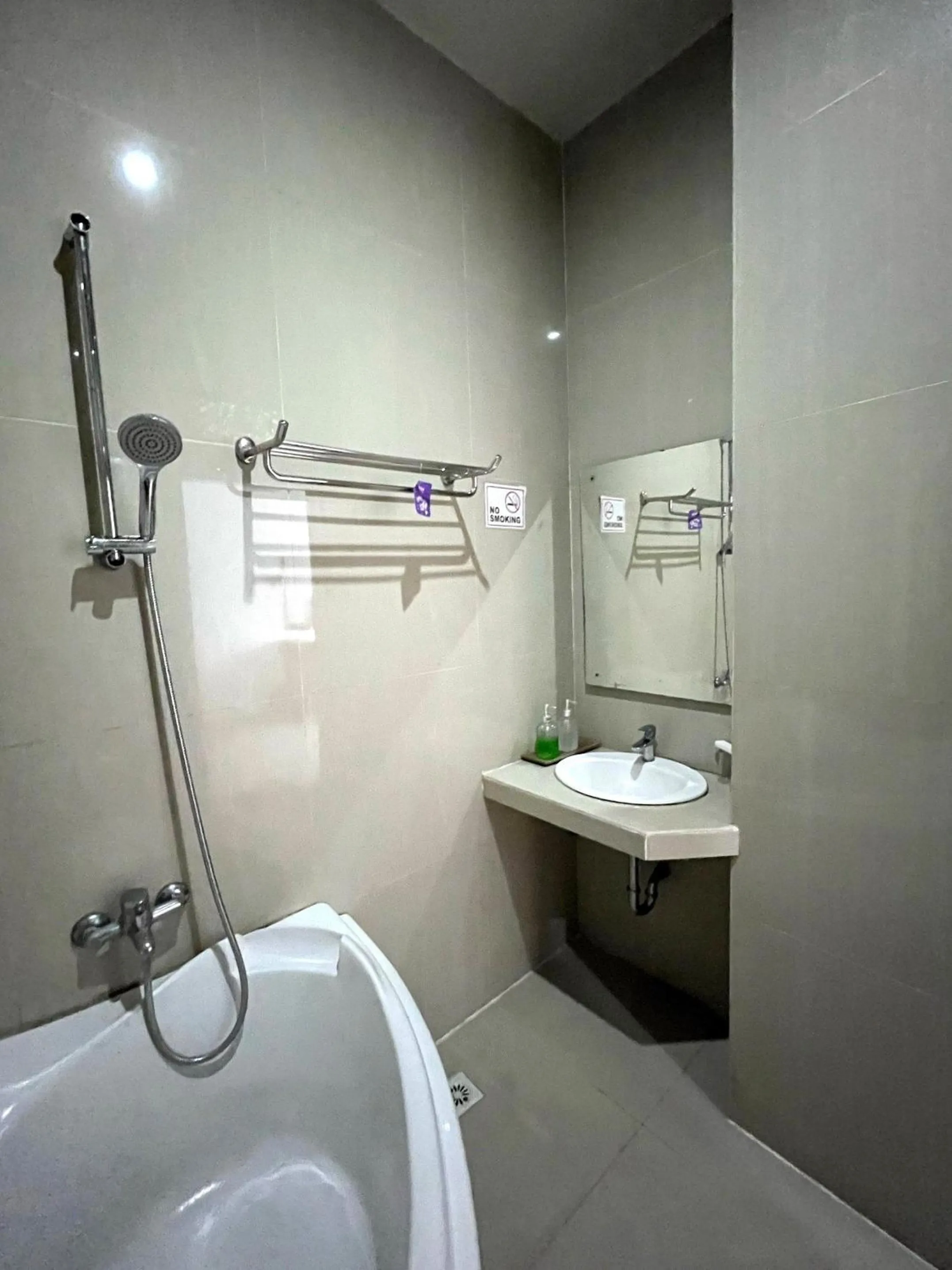 Shower in Caldera Hotel & Restaurant