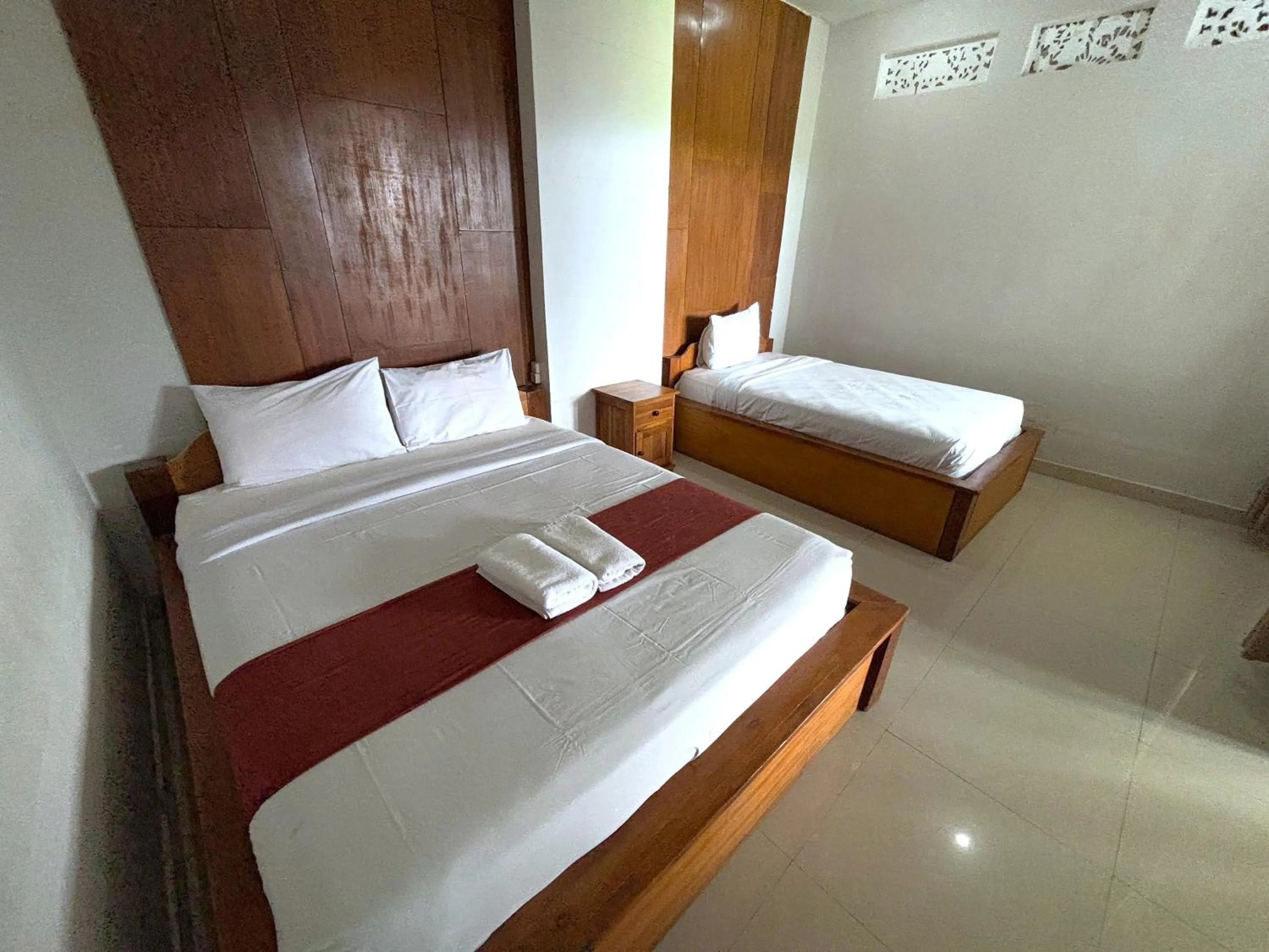 Bed in Caldera Hotel & Restaurant