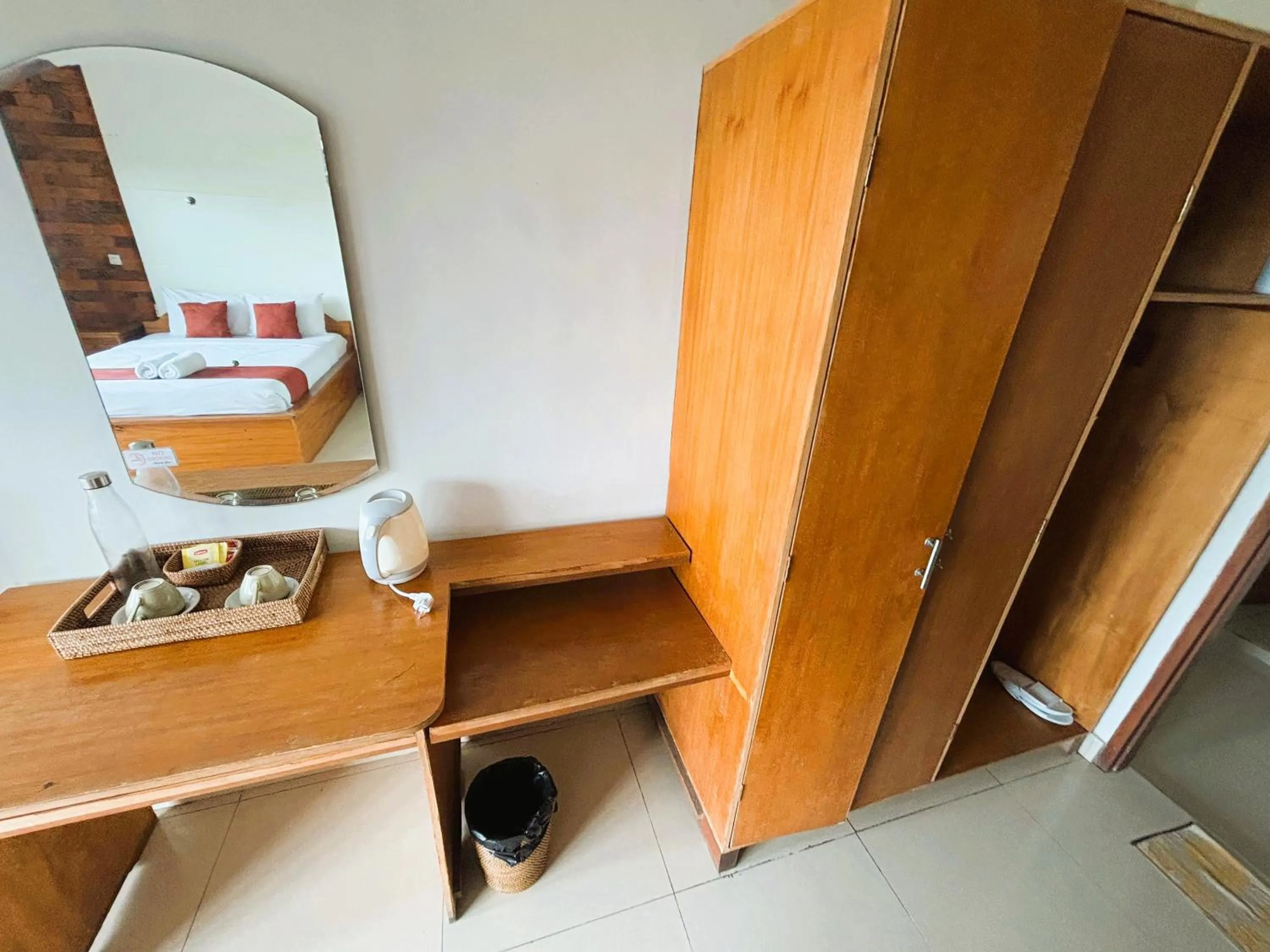 wardrobe in Caldera Hotel & Restaurant