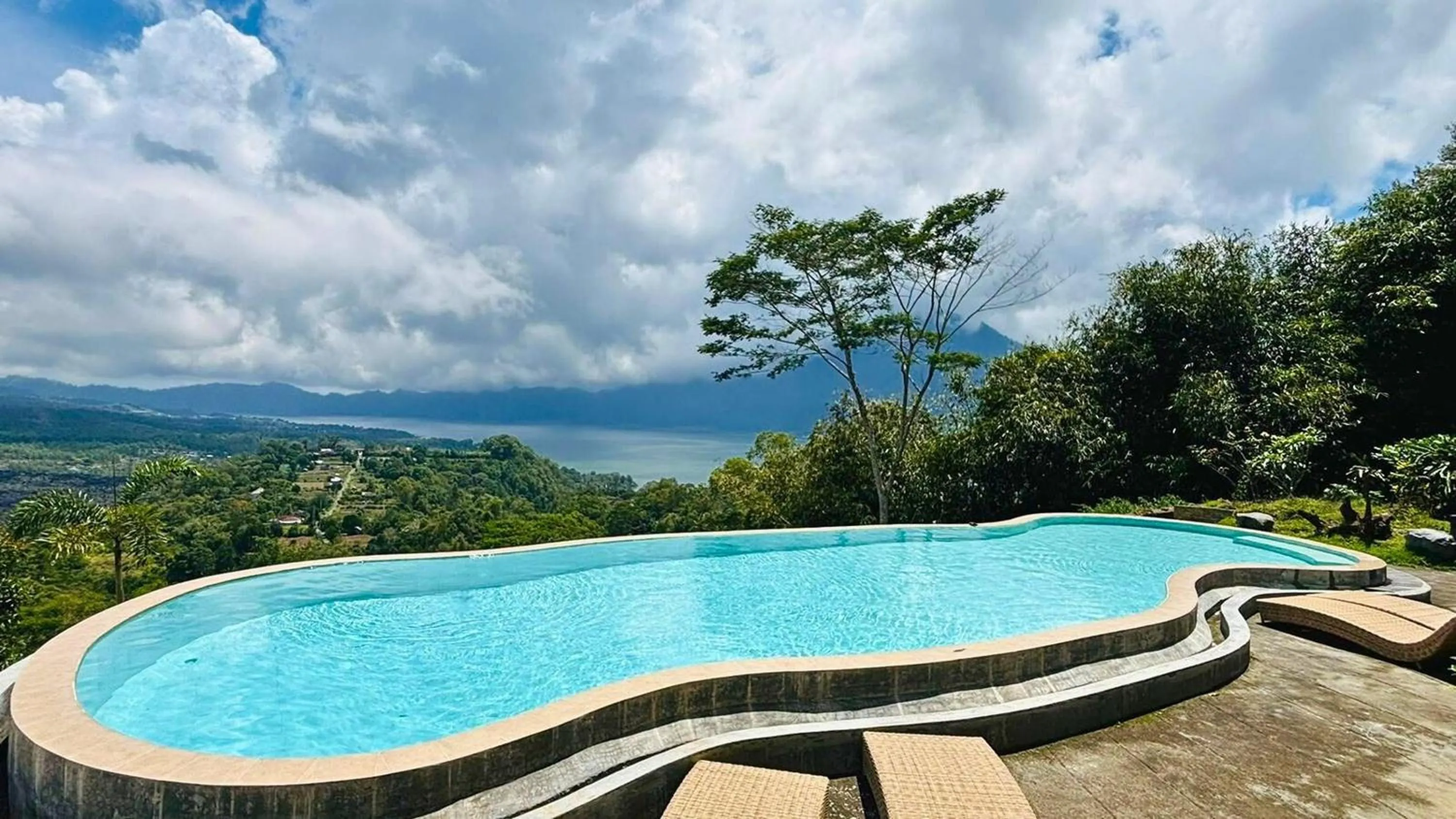 Swimming pool in Caldera Hotel & Restaurant
