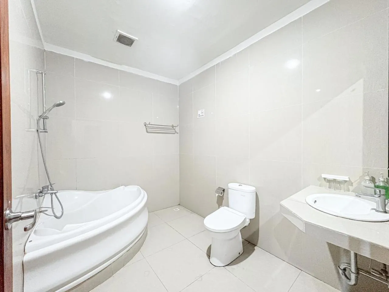 Bathroom in Caldera Hotel & Restaurant