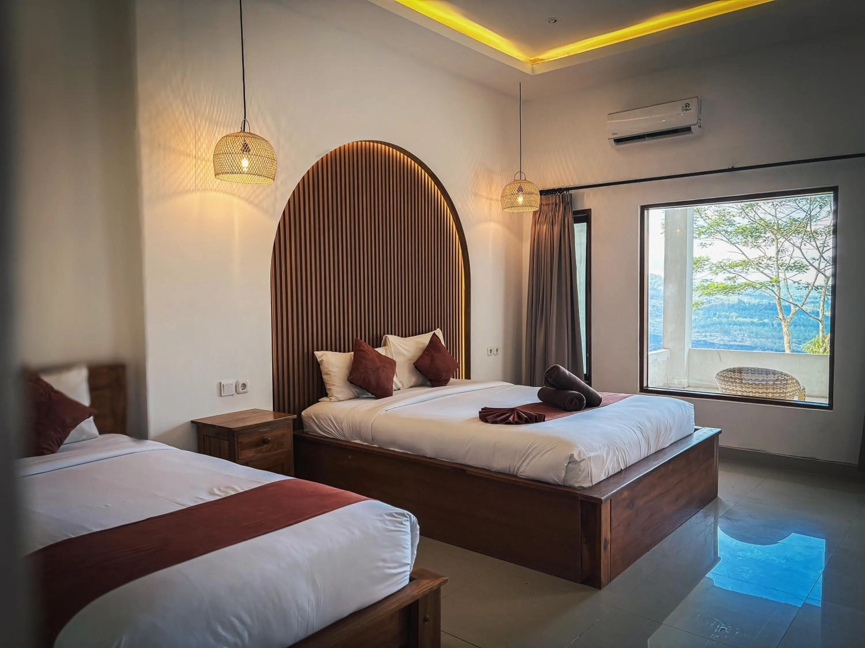 Bed in Caldera Hotel & Restaurant