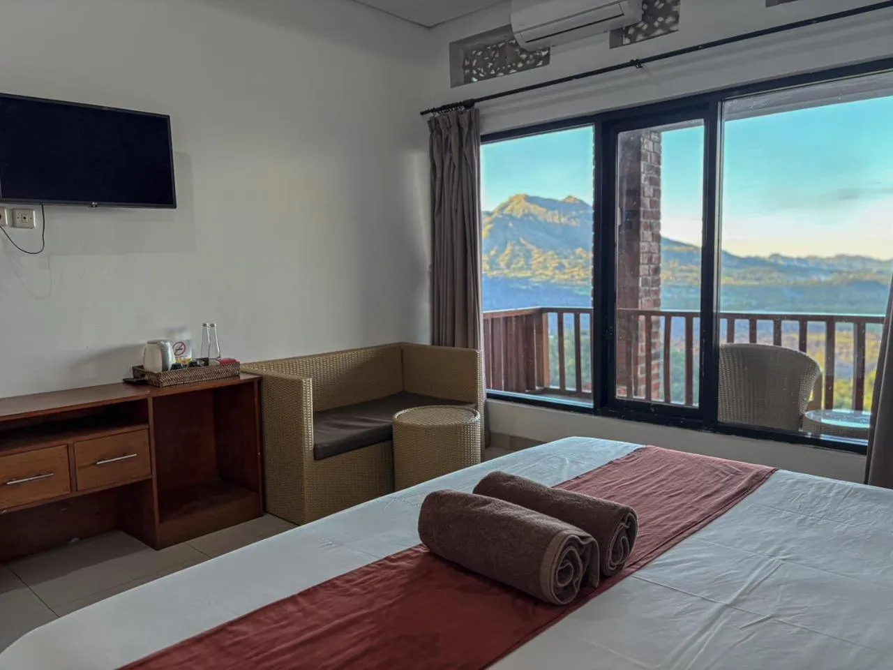 Bed in Caldera Hotel & Restaurant