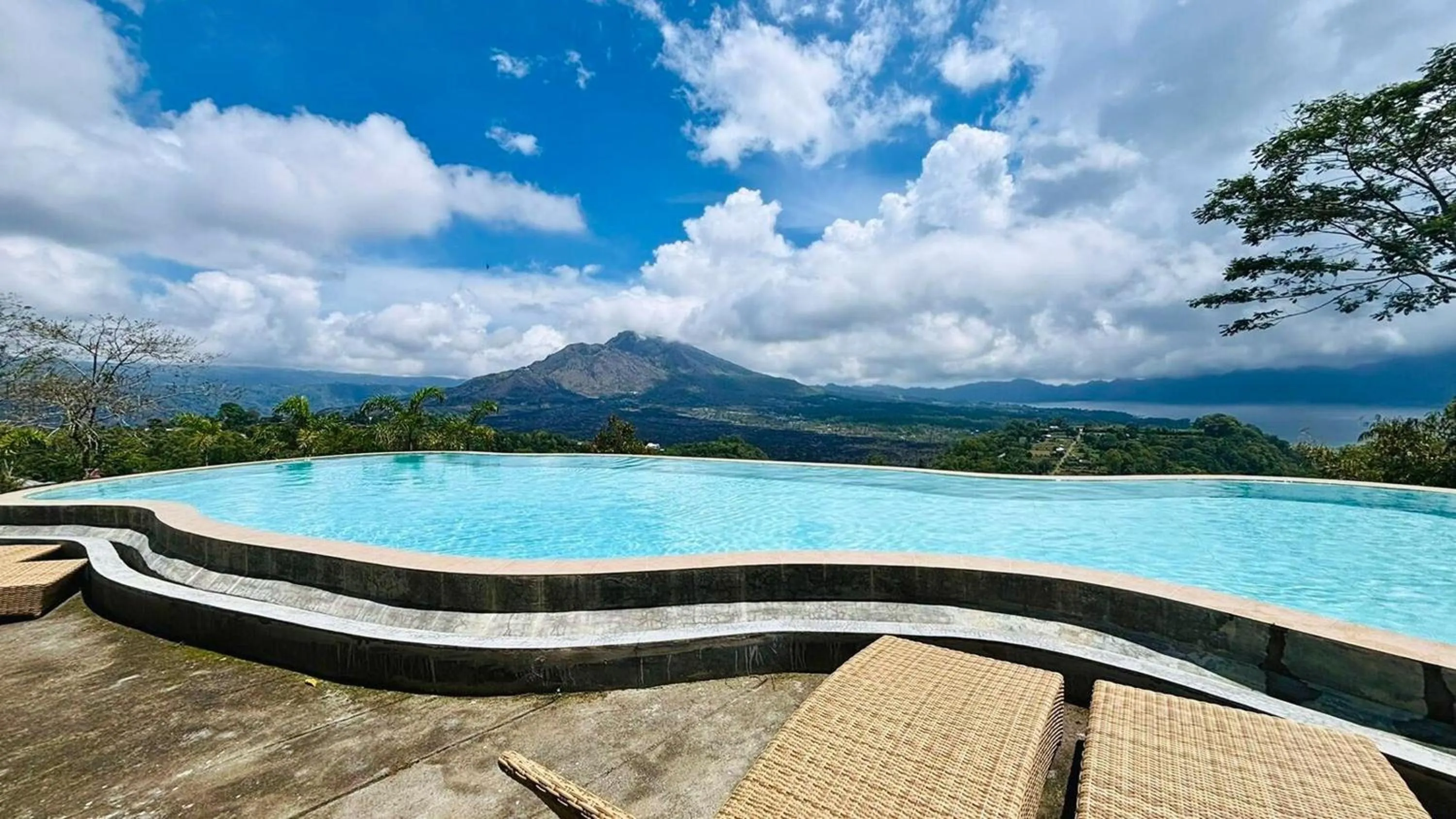 Swimming pool in Caldera Hotel & Restaurant