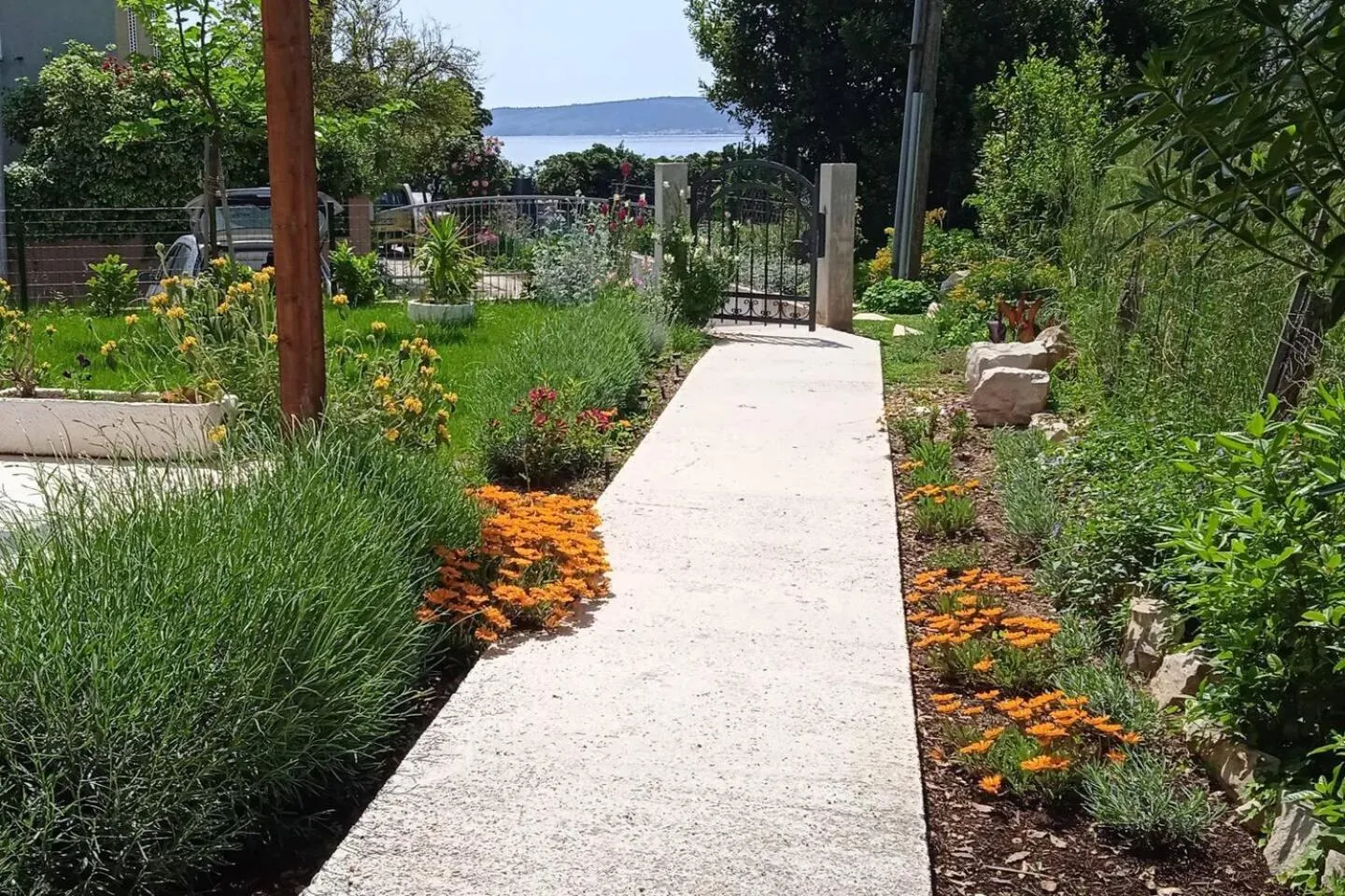 Garden in Kuca za odmor u Kastelima s pogledom na more