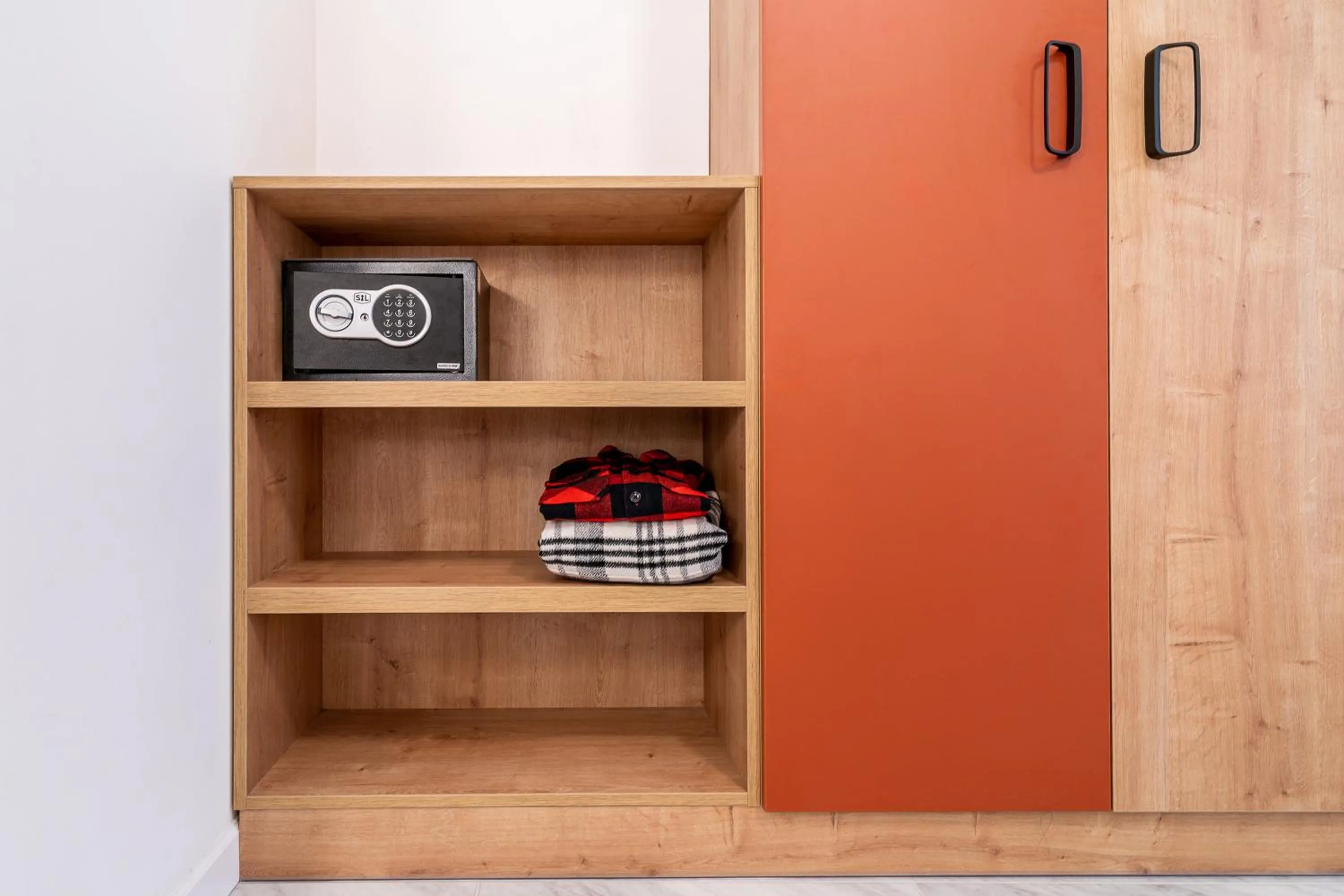 wardrobe in H11 Aparthotel