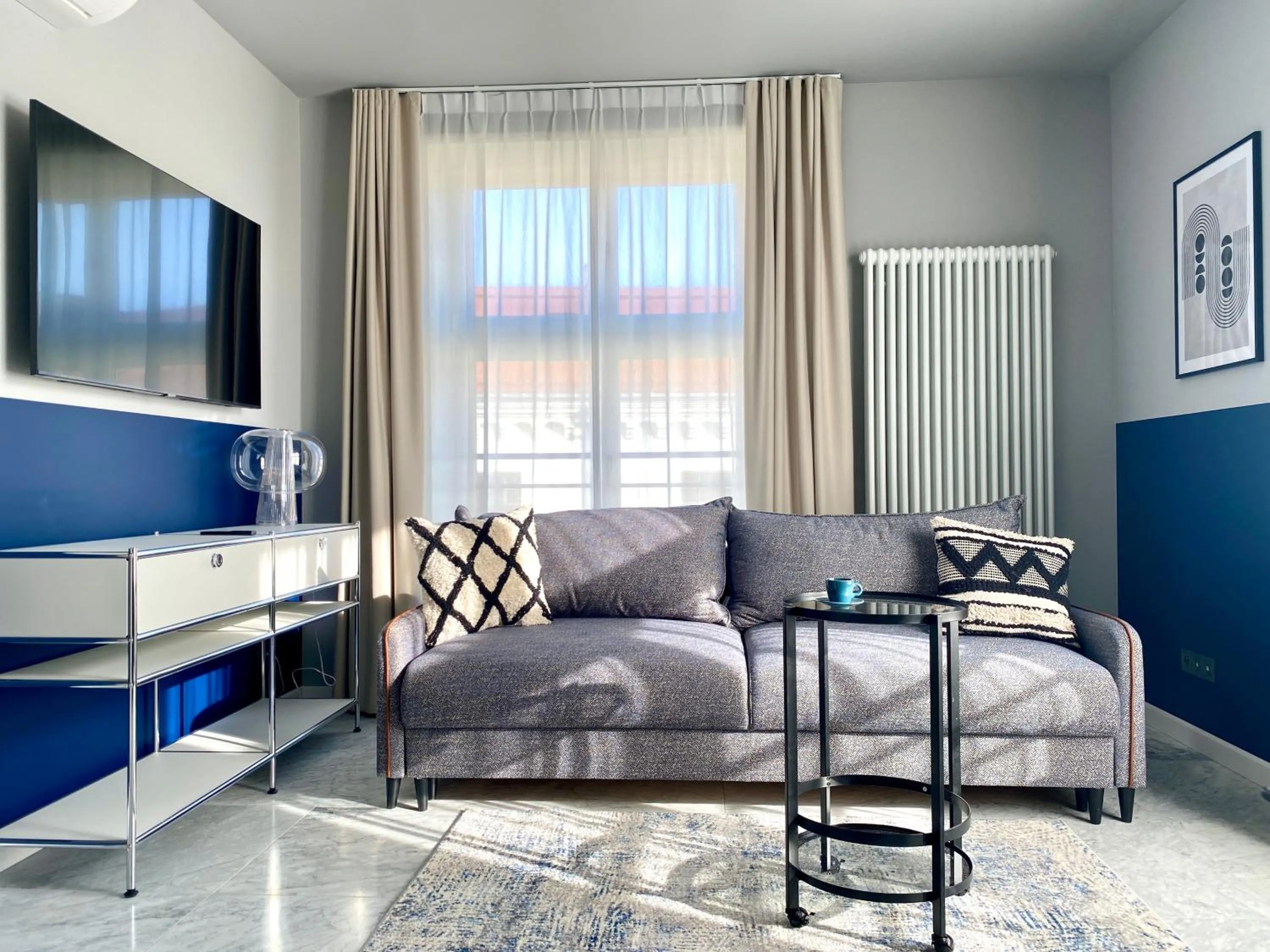 Communal lounge/ TV room in H11 Aparthotel