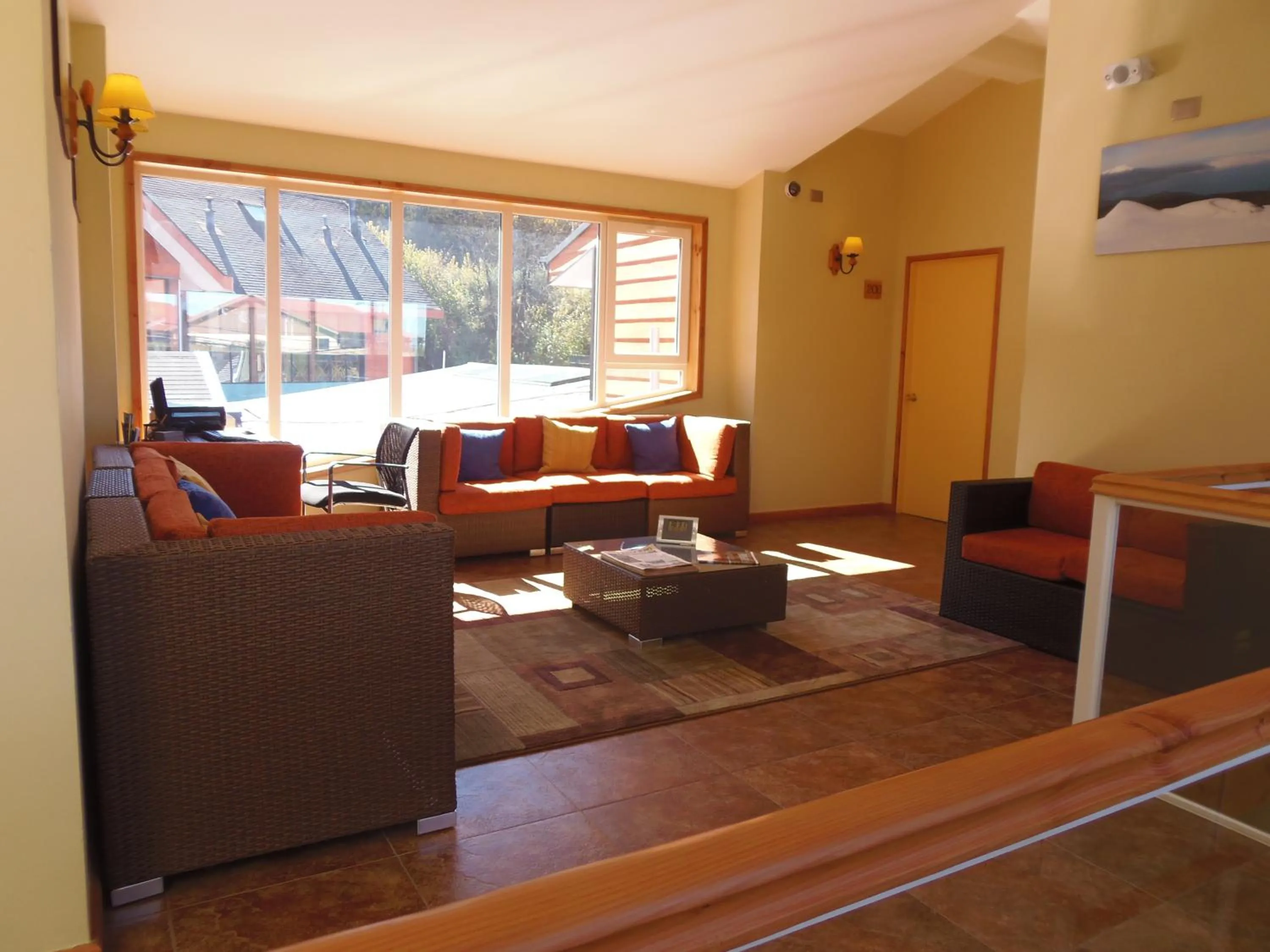 Communal lounge/ TV room in Hotel Departamentos del Sur