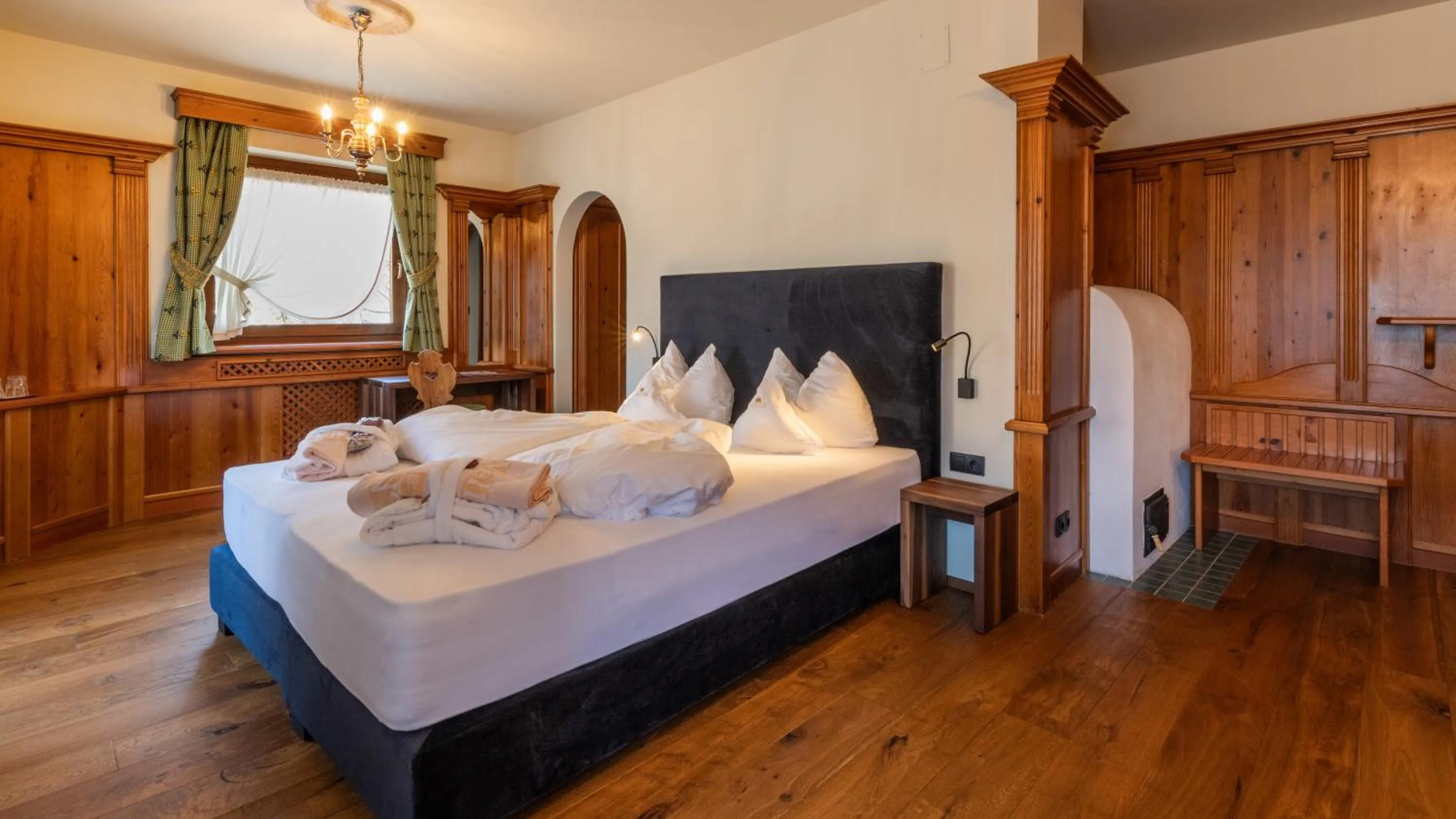 Bedroom, Bed in Romantik Hotel Santer