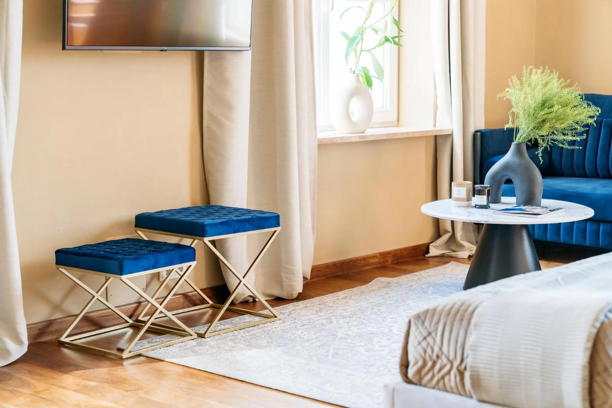 Seating area, Bed in Bogoria Residence - LoftAffair Collection