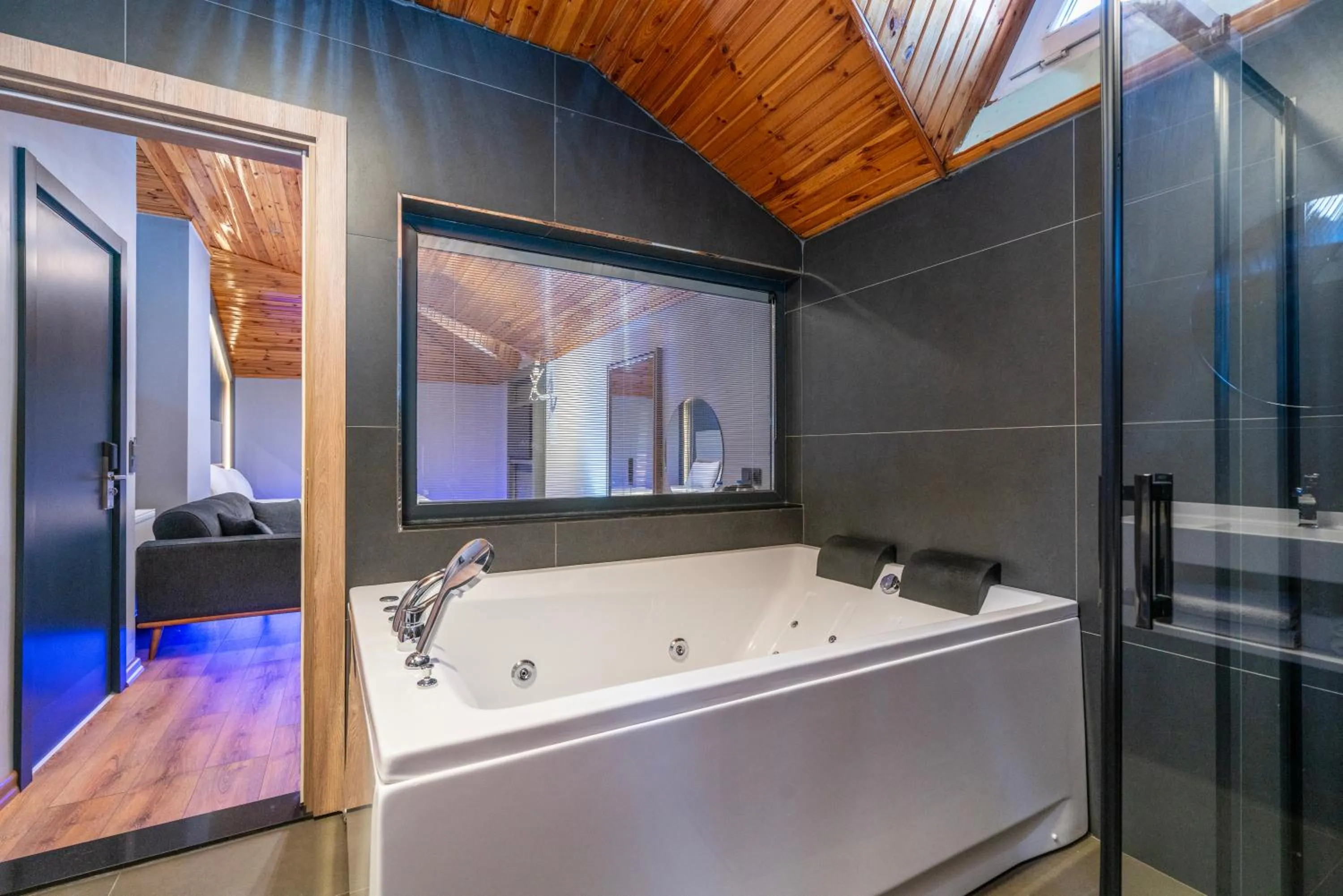 Shower in Royal Nest