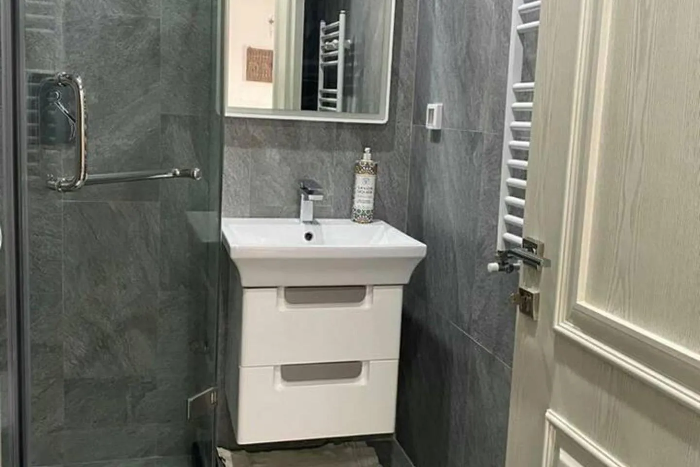 1 Bed Flat - Sleeps 2 - Parking - Wifi