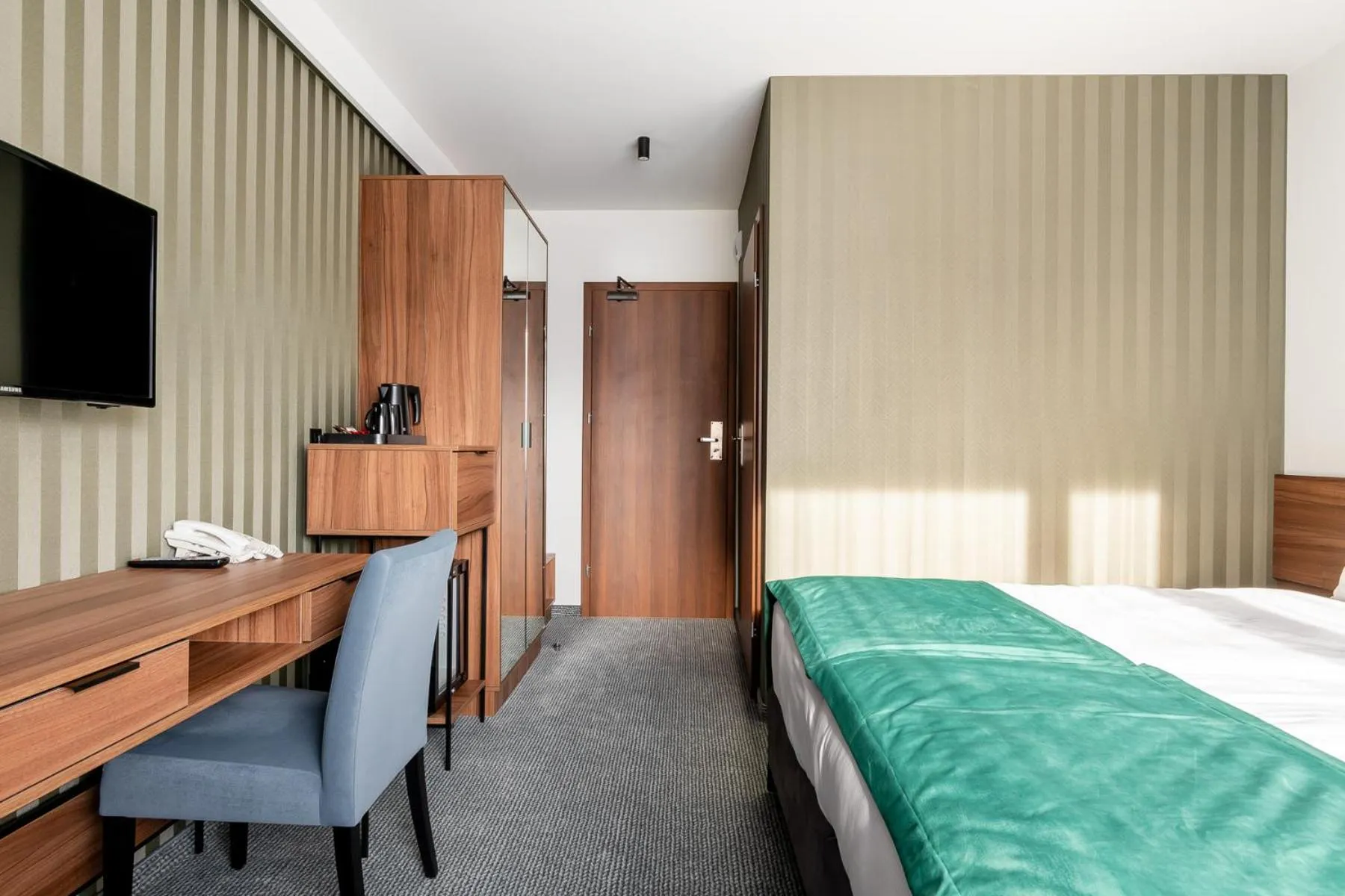 Communal lounge/ TV room, Bed in Hotel Vestina