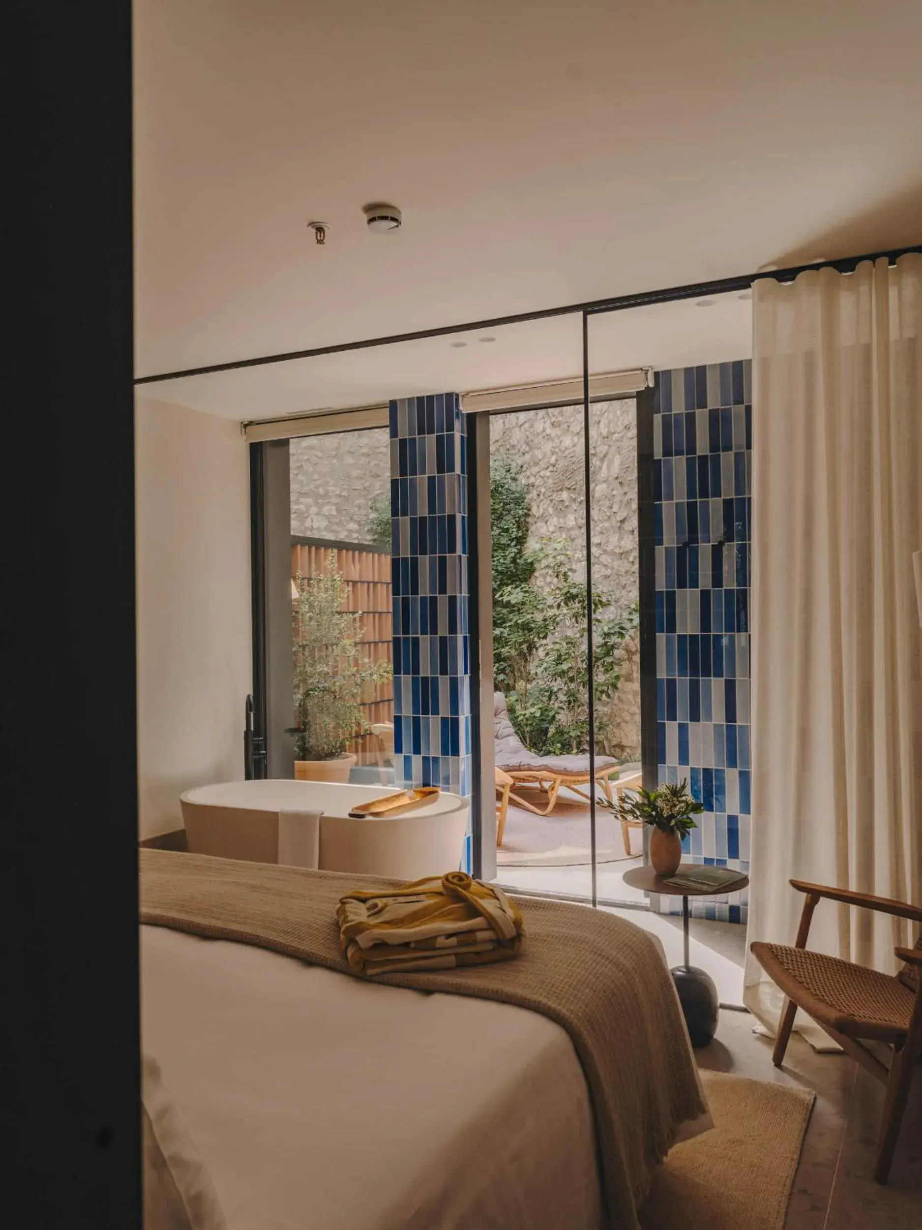 Bathroom, Bed in Hotel Palau Fugit Bathroom, Bed in Hotel Palau Fugit